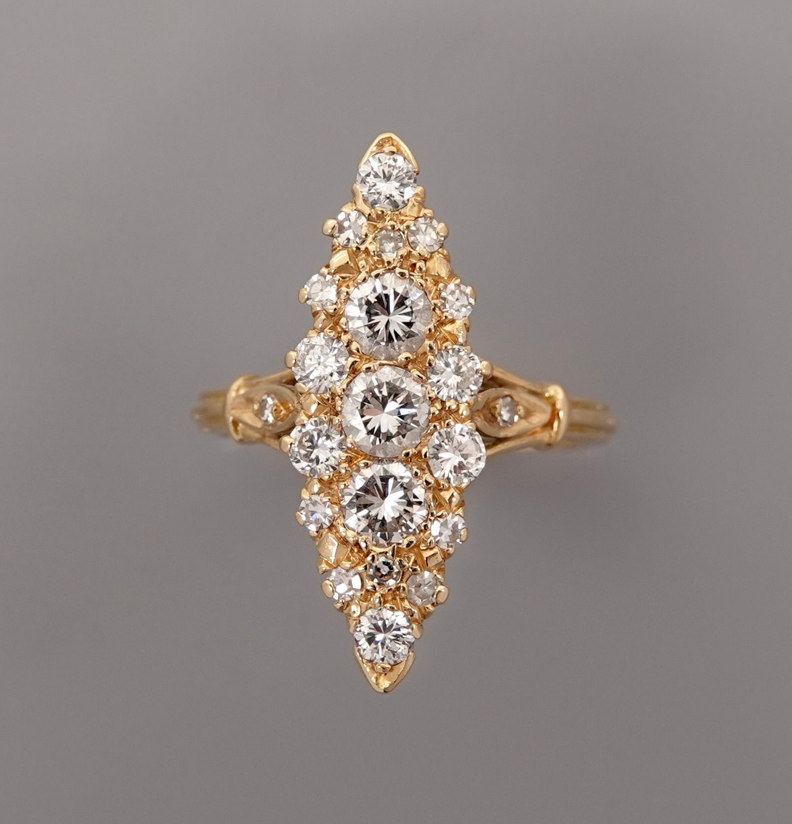 Null 750毫米黄金榄尖形戒指，两颗钻石掌心之间布满钻石，总重约1.60克拉，长度2.5厘米，尺寸：52，重量：5.5克，毛重。
