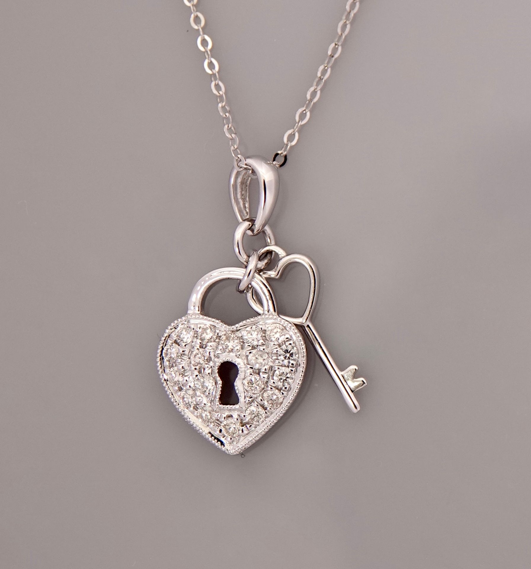Null Chaîne portant un pendentif en coeur et clé d'or gris, 750 MM, longueur 40 &hellip;