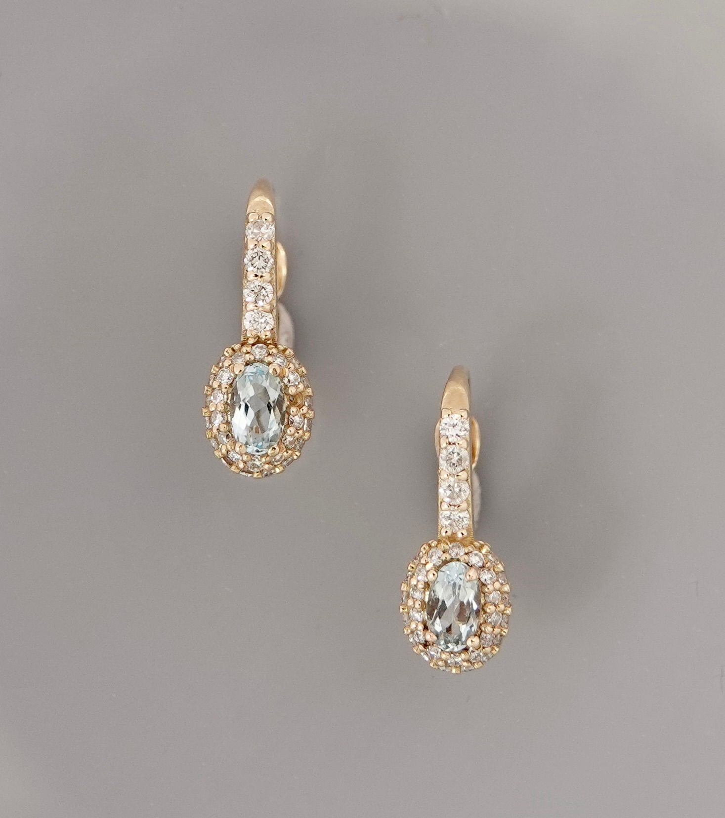 Null Yellow gold sleeper, 750 MM, each set with an aquamarine and surrounded by &hellip;