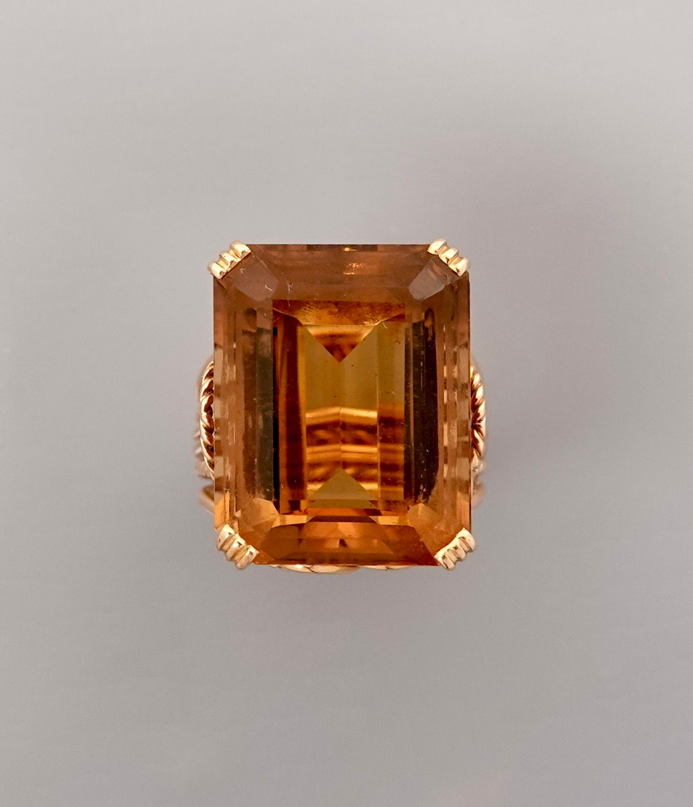 Null 黄金戒指，750毫米，镶有祖母绿切割的黄水晶，约1955年，尺寸：53，重量：19.6克，毛重。
