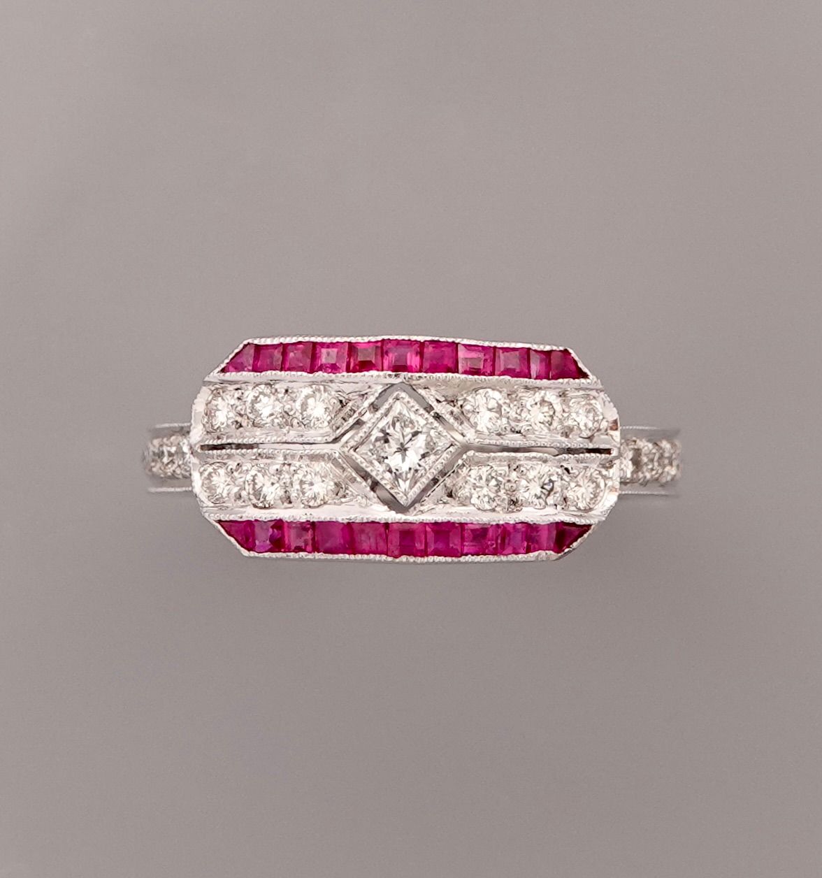 Null 平面白金戒指，750毫米，在两行钻石之间镶嵌红宝石和钻石，钻石总量约0.60克拉，尺寸：54，重量：6.39克。
