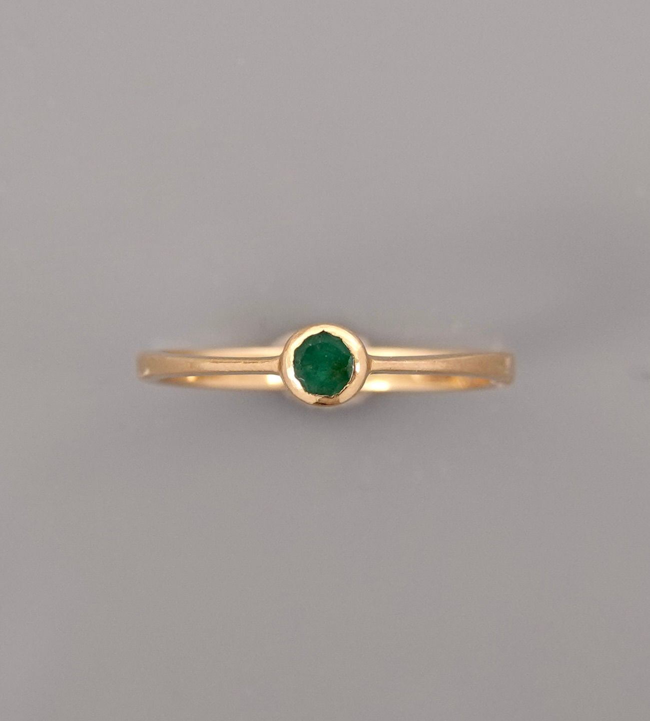 Null Ring aus Gelbgold, 750 MM, verziert mit einem runden Smaragd, Größe: 56, Ge&hellip;