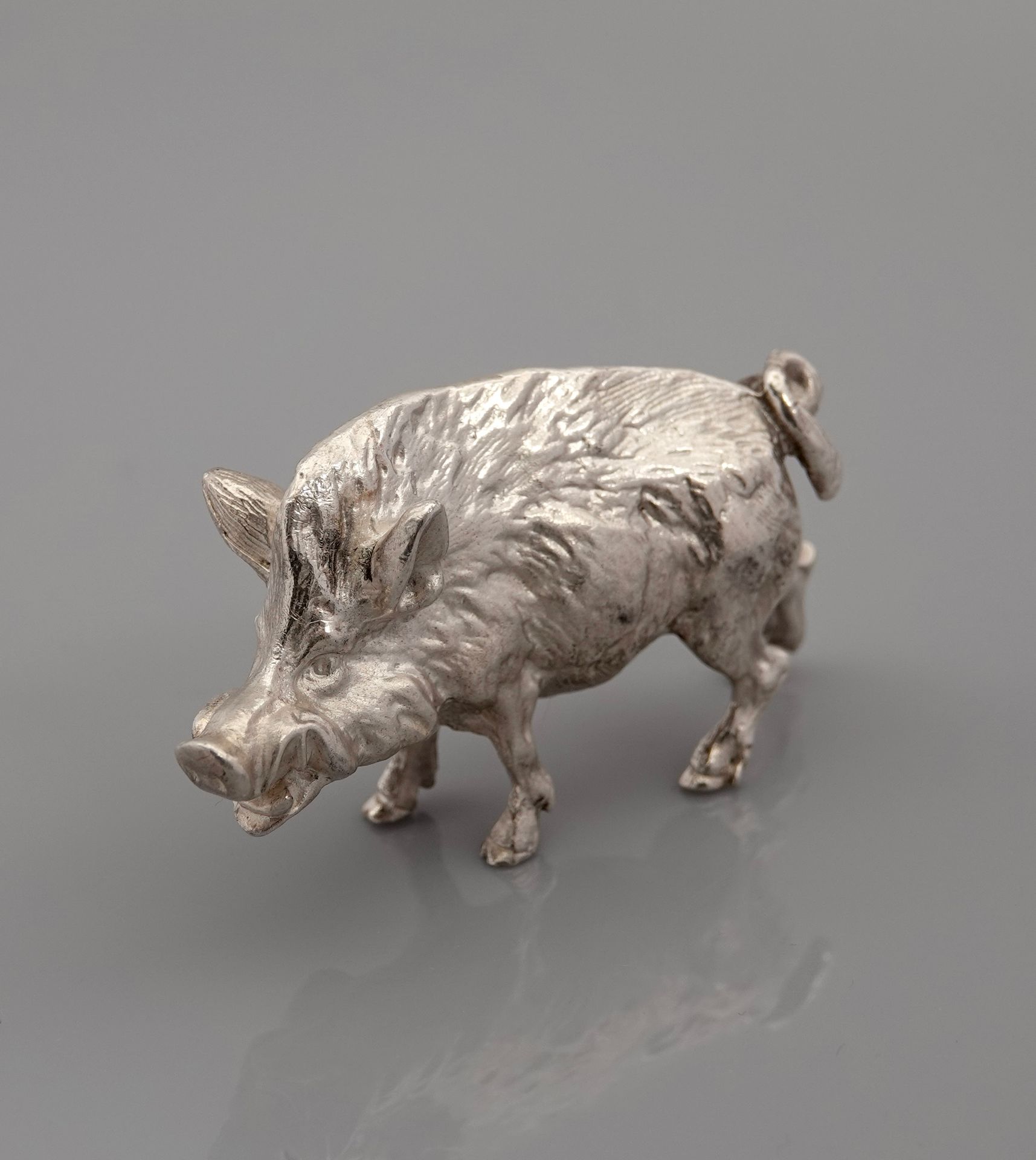 Null 野猪肉，925毫米银，尺寸7 x 4.5厘米，Minerve标志，重量：155克。