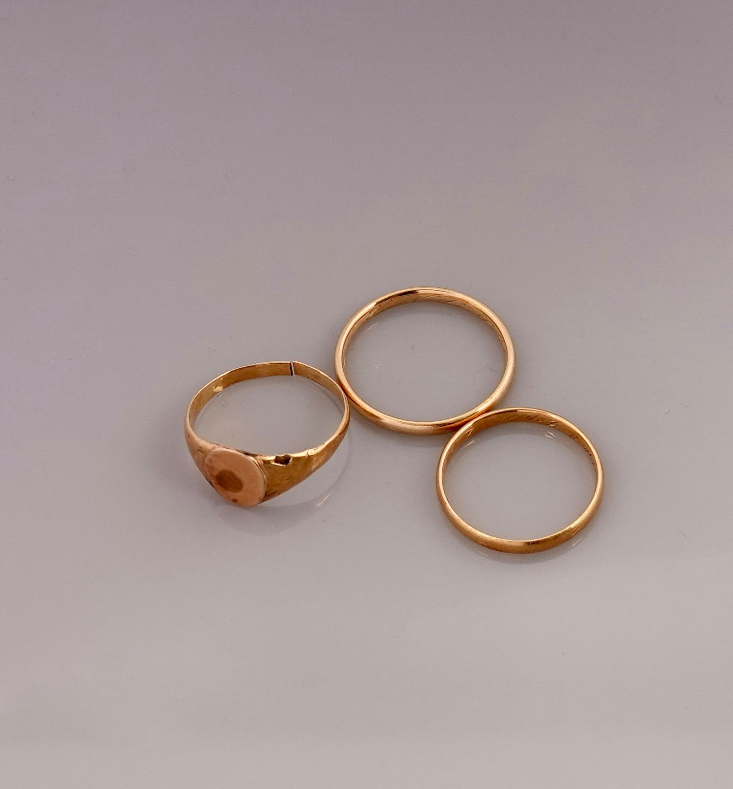 Null Lot: drei Ringe aus Gelbgold mit Bruch, 750 MM, Gewicht: 7,2gr. Brutto.