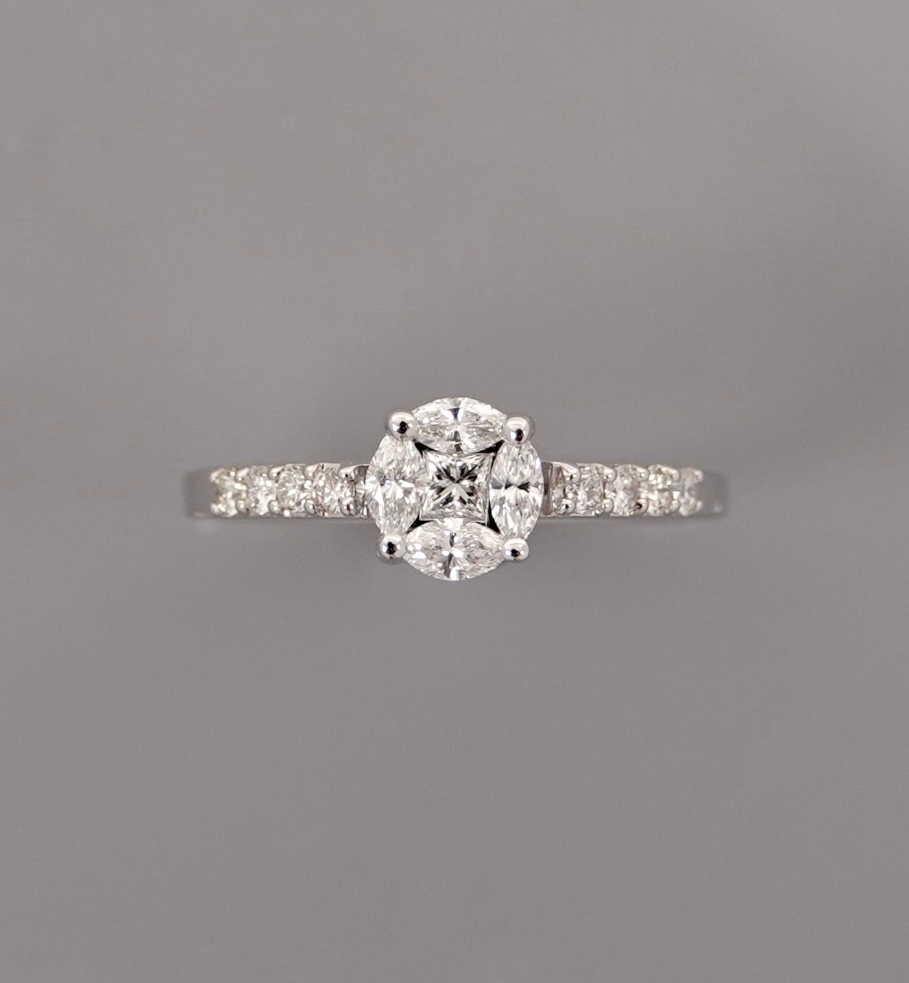 Null 单身戒指，白金，750毫米，镶嵌模拟中央钻石的公主式切割和舟形切割钻石，共0.50克拉，尺寸：53/54，重量：2.5克。