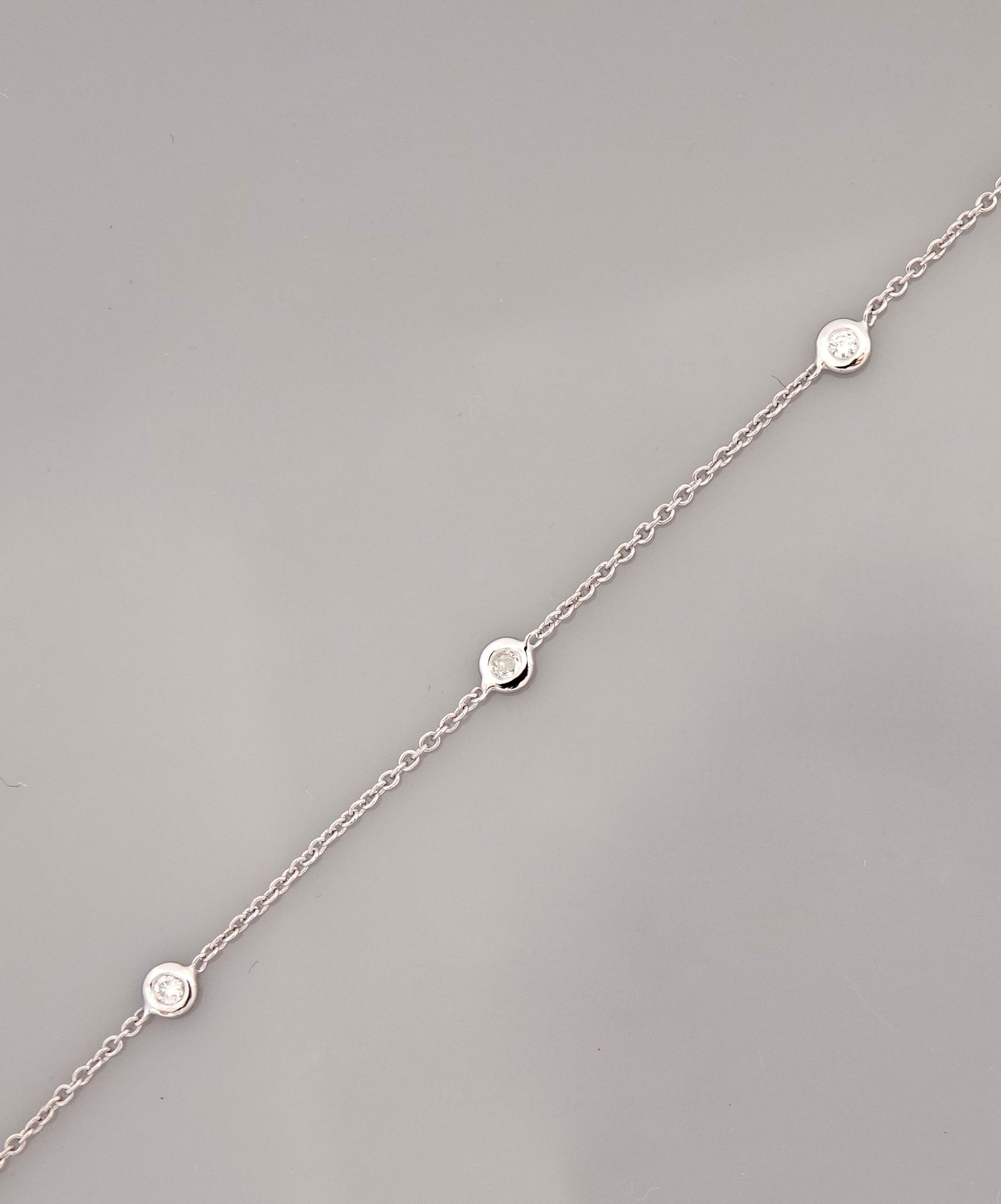 Null 精致的白金手镯，750毫米，镶嵌有五颗钻石，龙虾扣，可调节长度19厘米，重量：1.7克。