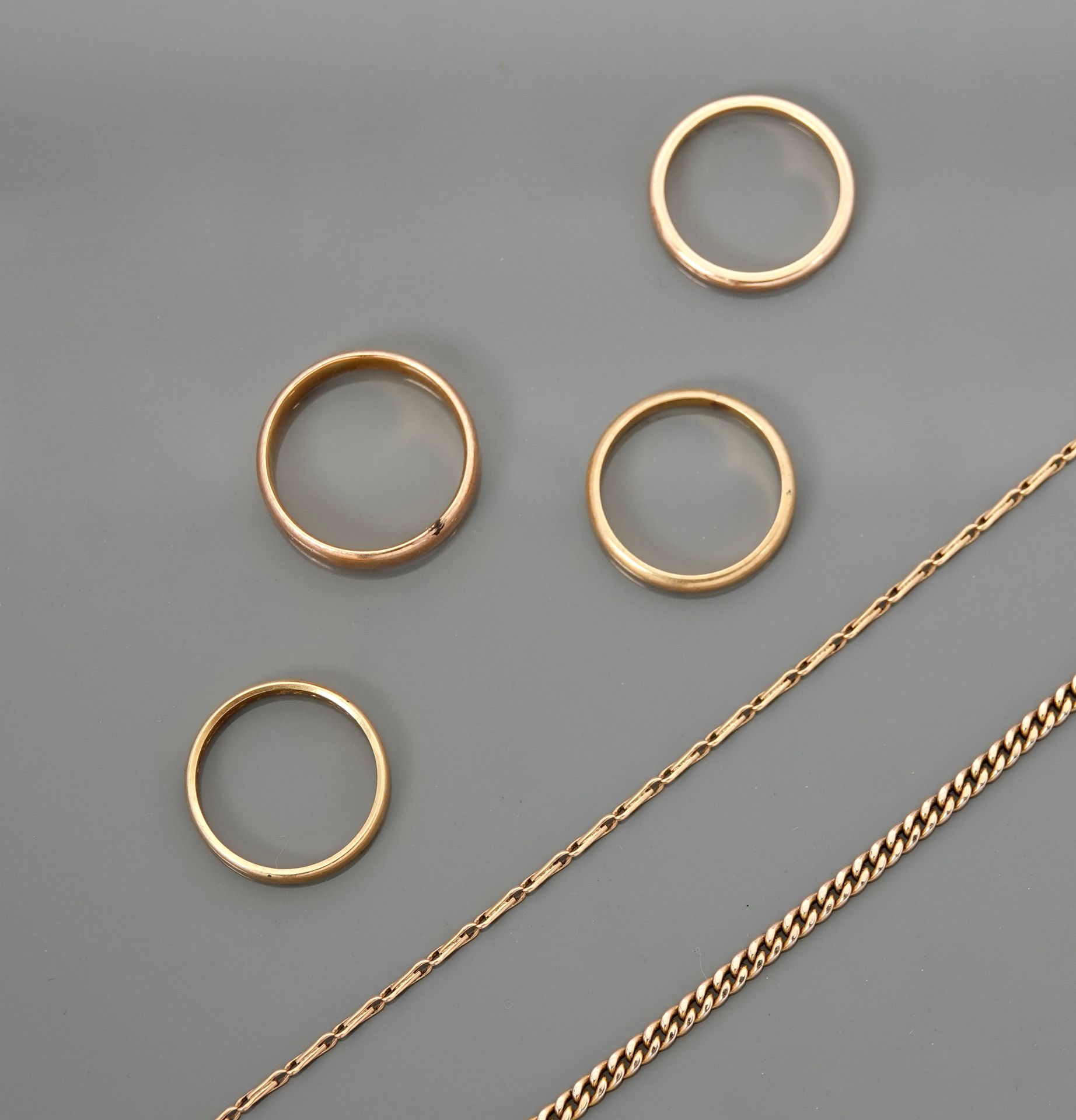 Null 拍品：四枚结婚戒指和一条黄金古董链，750毫米，附有FIX链，重量：9.40克，毛重。