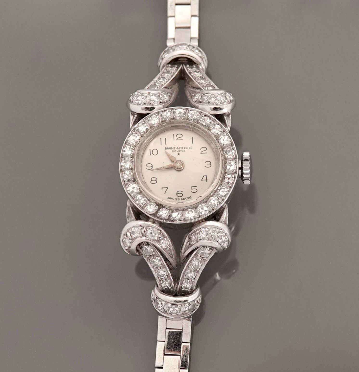 Null BAUME ET MERCIER, Armbanduhr aus 750er Weißgold, runde, mit Diamanten gesäu&hellip;