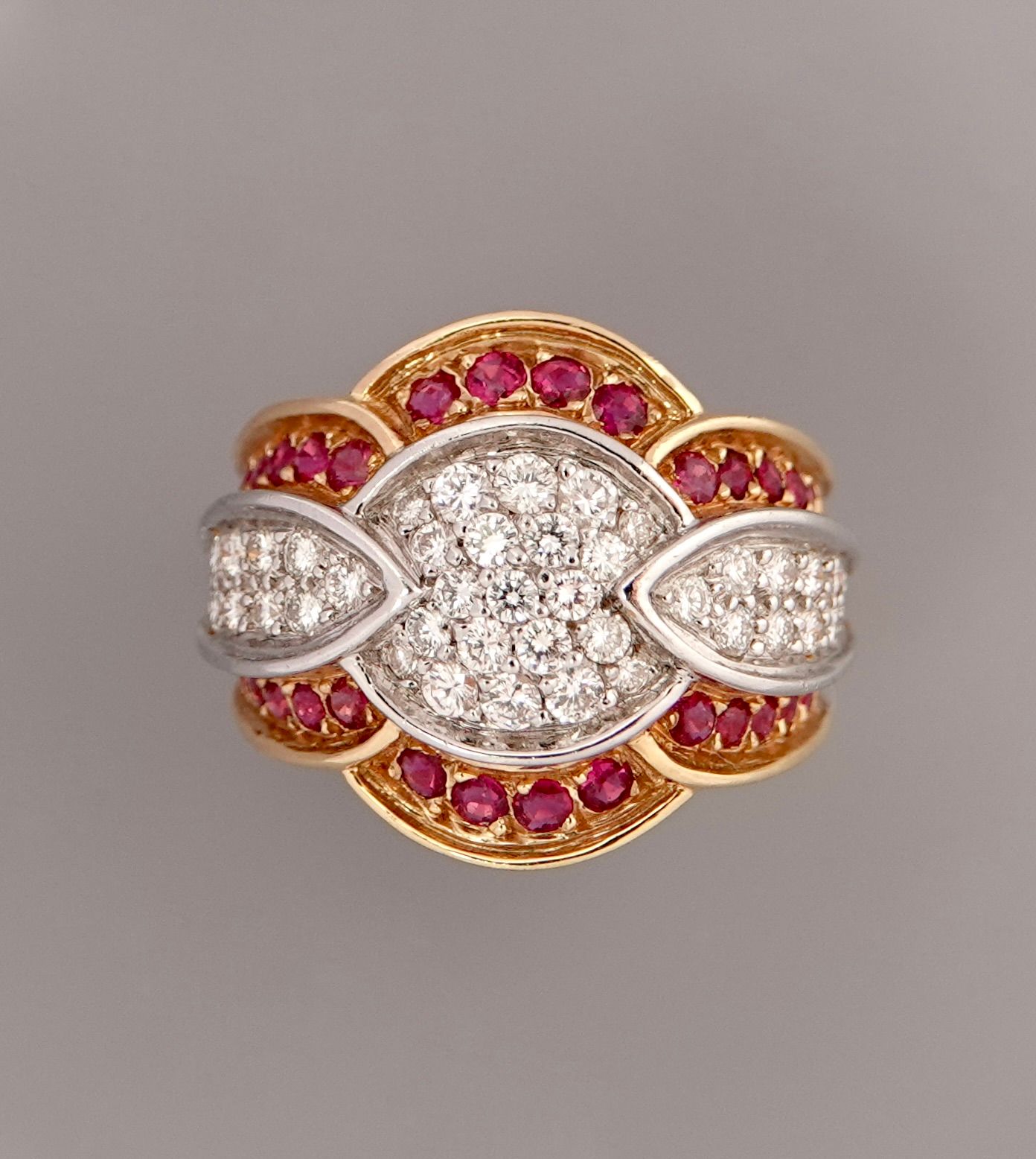 Null 黄金平底戒指，750毫米，中心是由两颗钻石铺垫的，框架是六颗红宝石铺垫的，钻石总数为1克拉，为1950年代的珠宝风格，尺寸：54/55，重量：11.7&hellip;