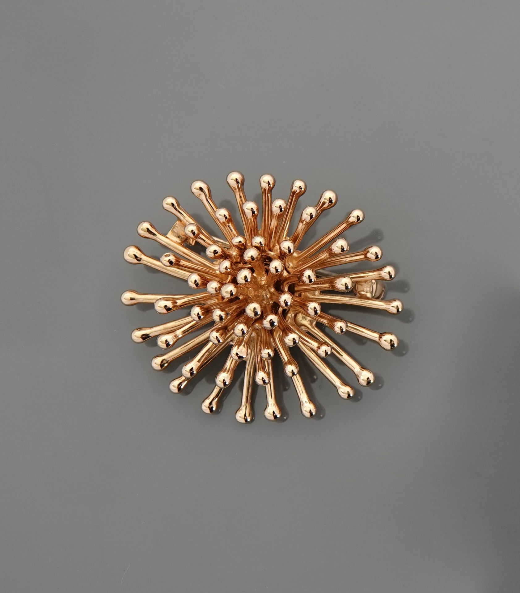 Null Spilla "Artifice" placcata oro, elemento mobile centrale, diametro 4 cm, 19&hellip;