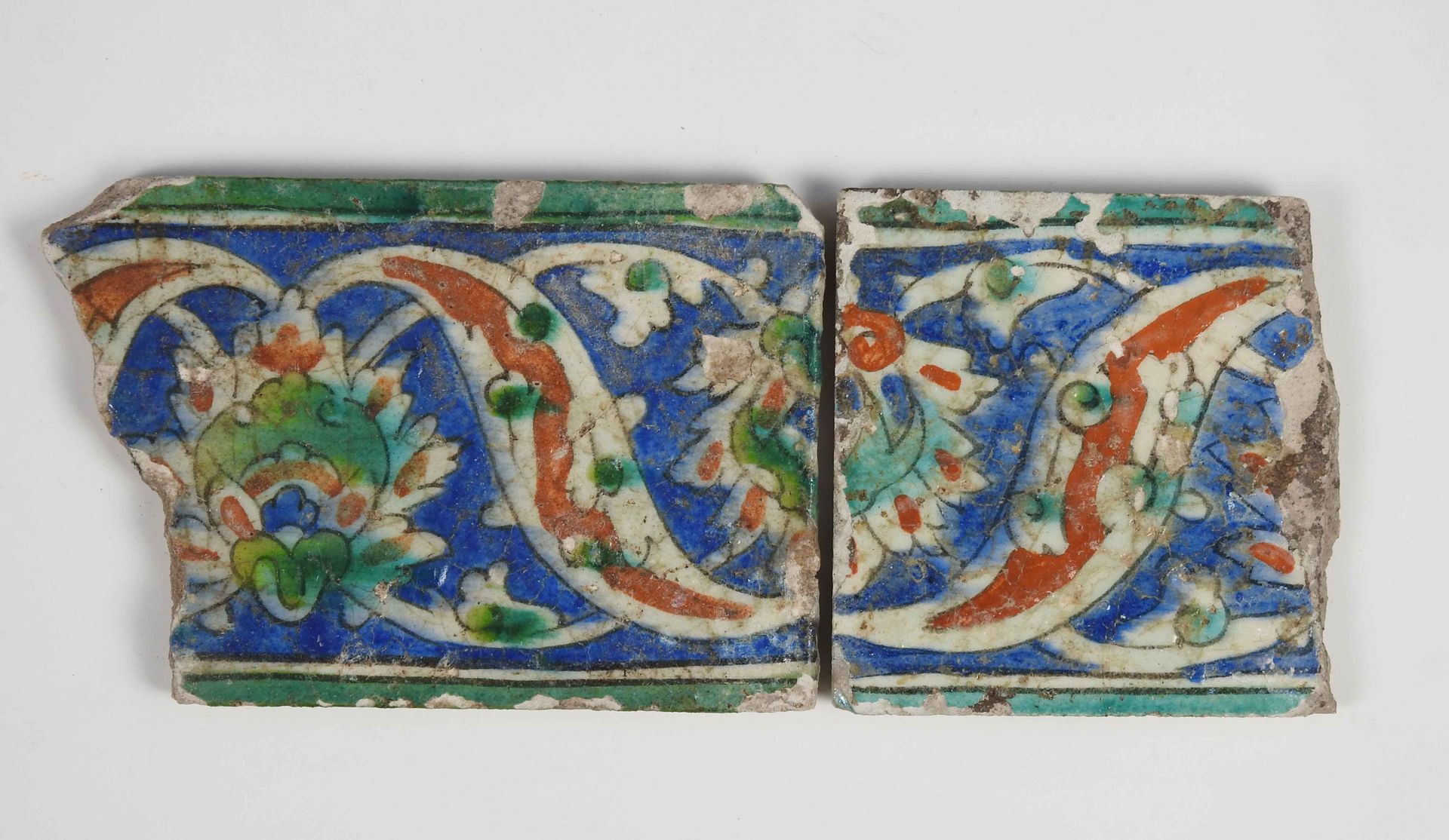 Null Zwei Fragmente einer Bordüre aus polychromer Iznik-Keramik mit Motiven.
Osm&hellip;