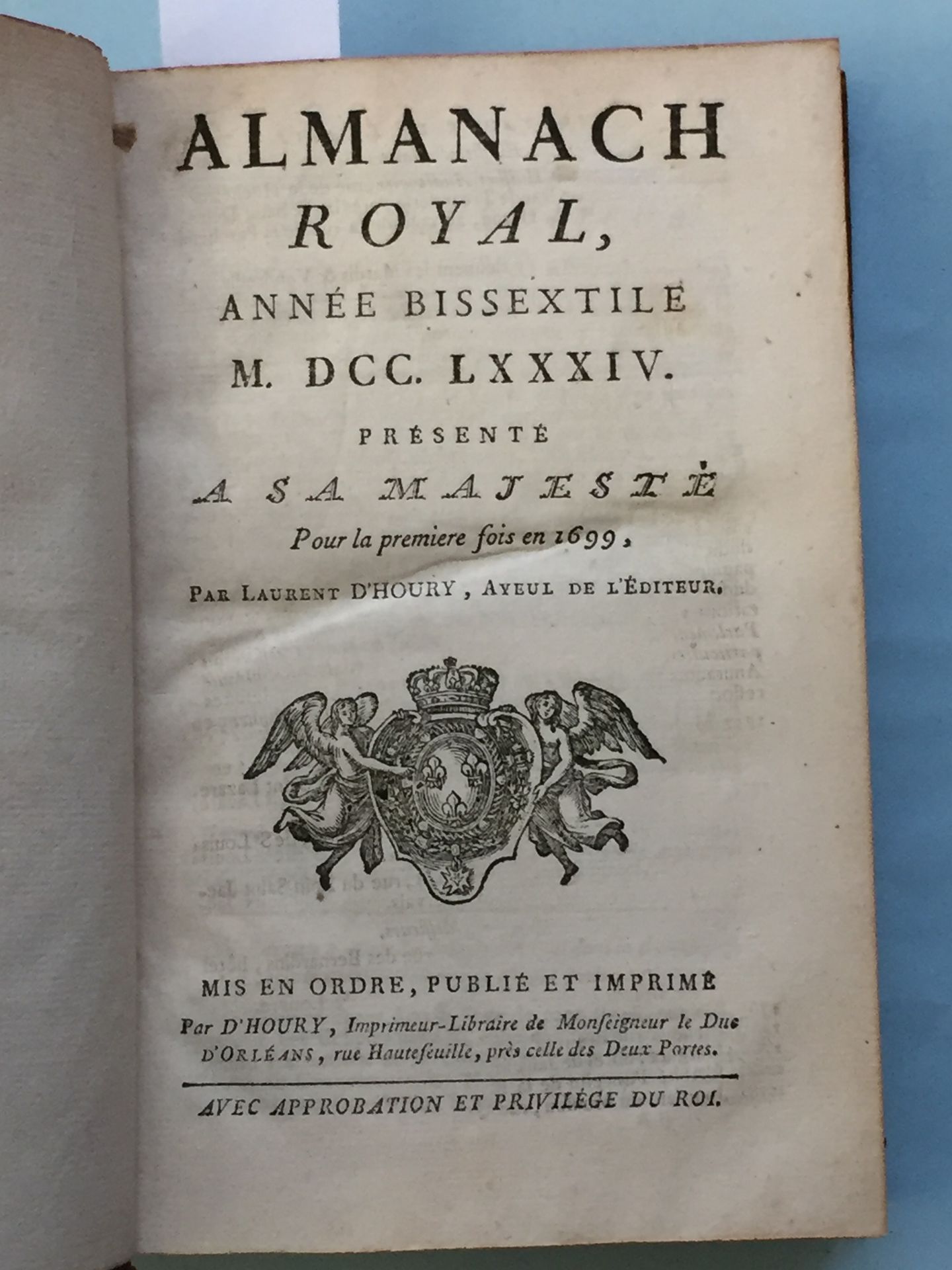 Null 阿尔马纳赫王室，1784年闰年。D'Houry，1784年。8开本，当代金黄色小牛皮，书脊镀金，书板上有三个镀金圆点，镀金边缘（两个颚部开始裂开，有几&hellip;