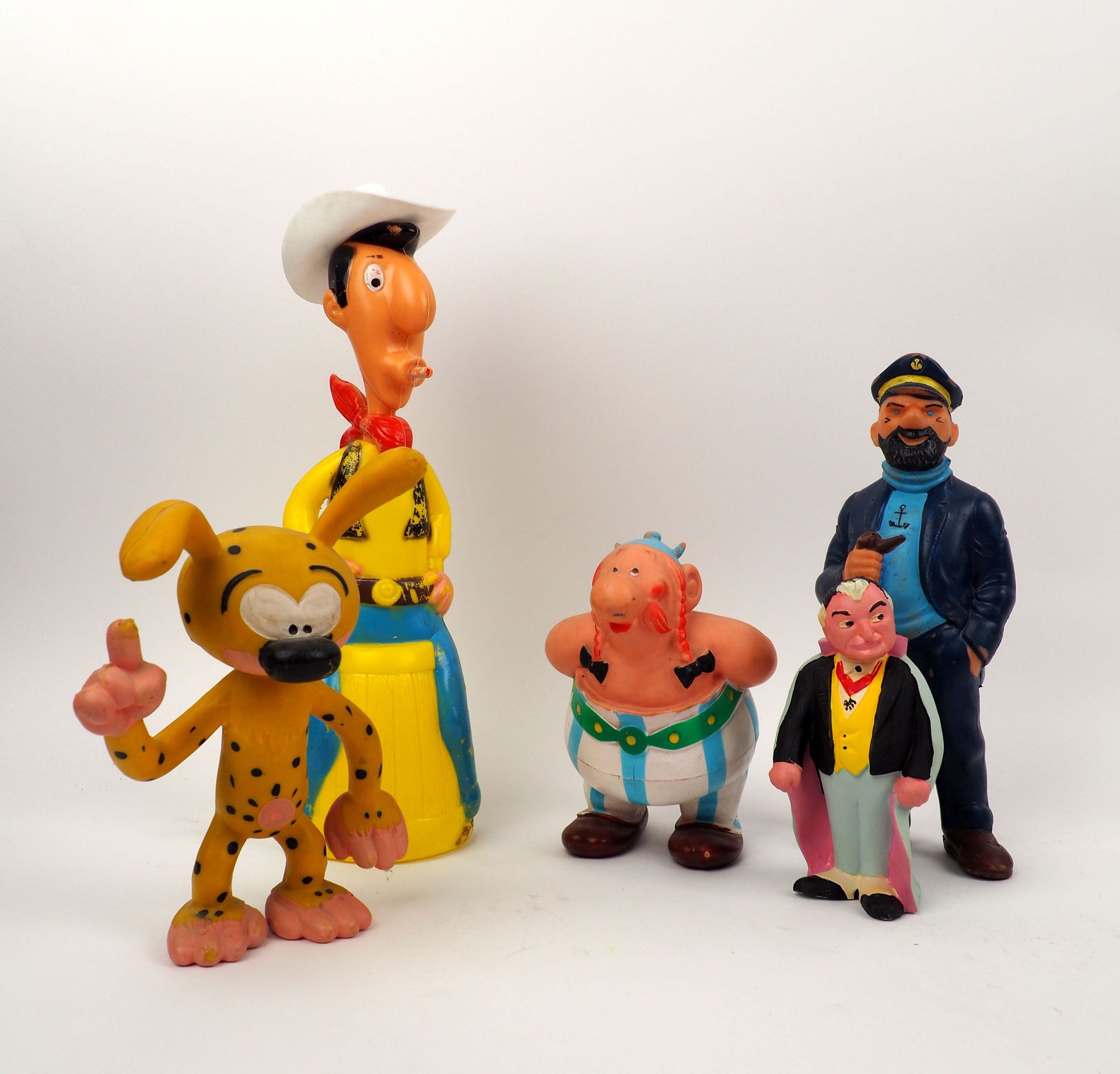 Null 1960'S
一套5个玩偶和杂项，阿道克船长，没有尾巴的马苏比拉米，欧比力-达高，硬塑料的幸运路克，以及德古拉小雕像
状况良好