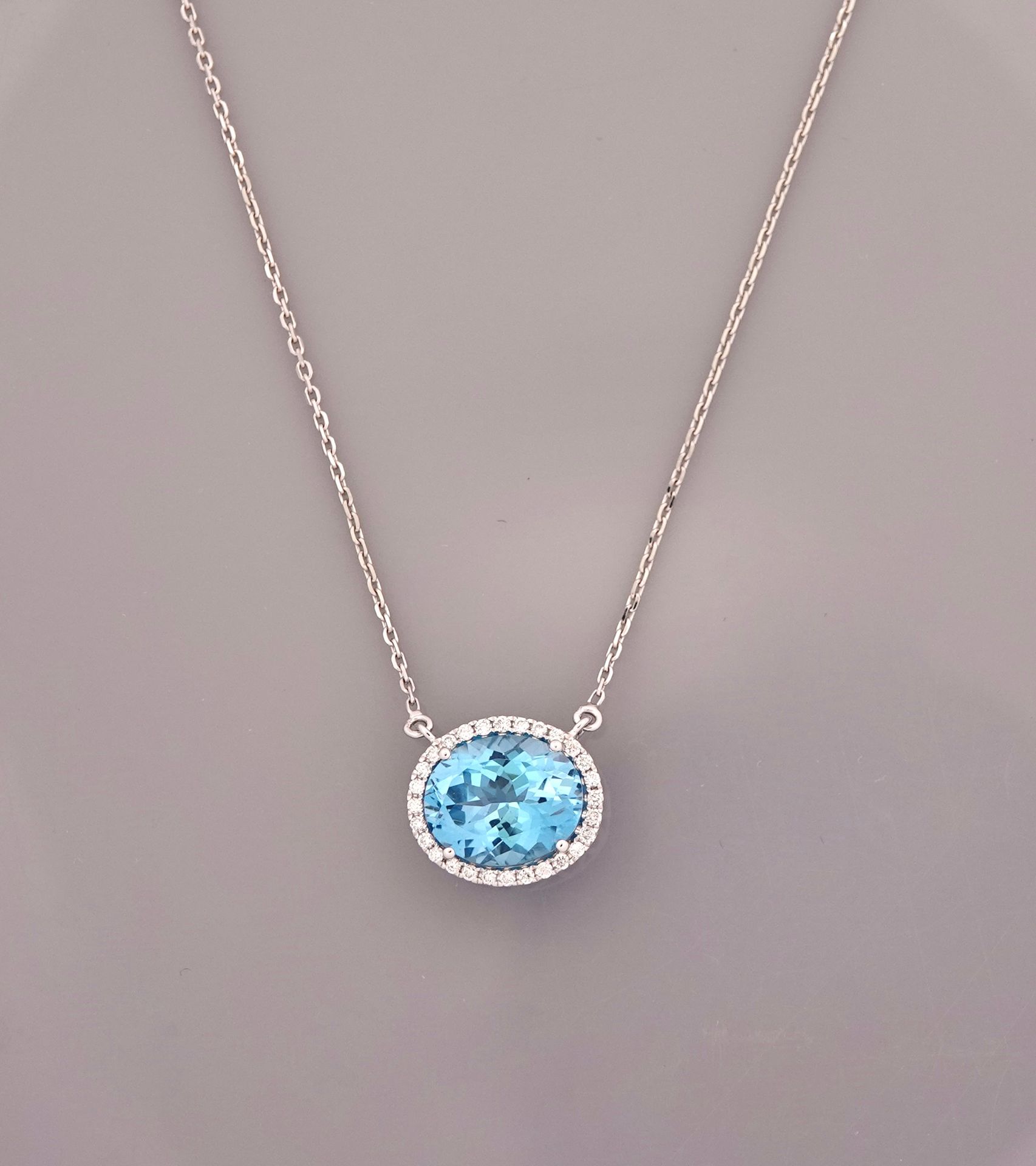 Null 白金项链，750毫米，以重约5.20克拉的椭圆形蓝色托帕石为中心，镶嵌钻石，弹簧环扣，长47厘米，重量：4.7克，毛重。