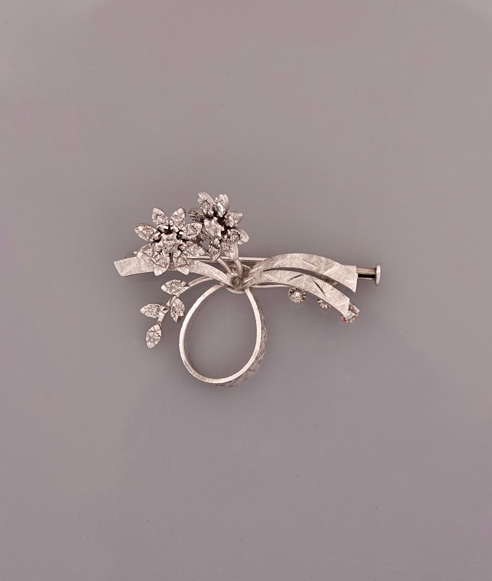 Null Brooch drawing two linked flowers in white gold, 750 MM, engraved, covered &hellip;