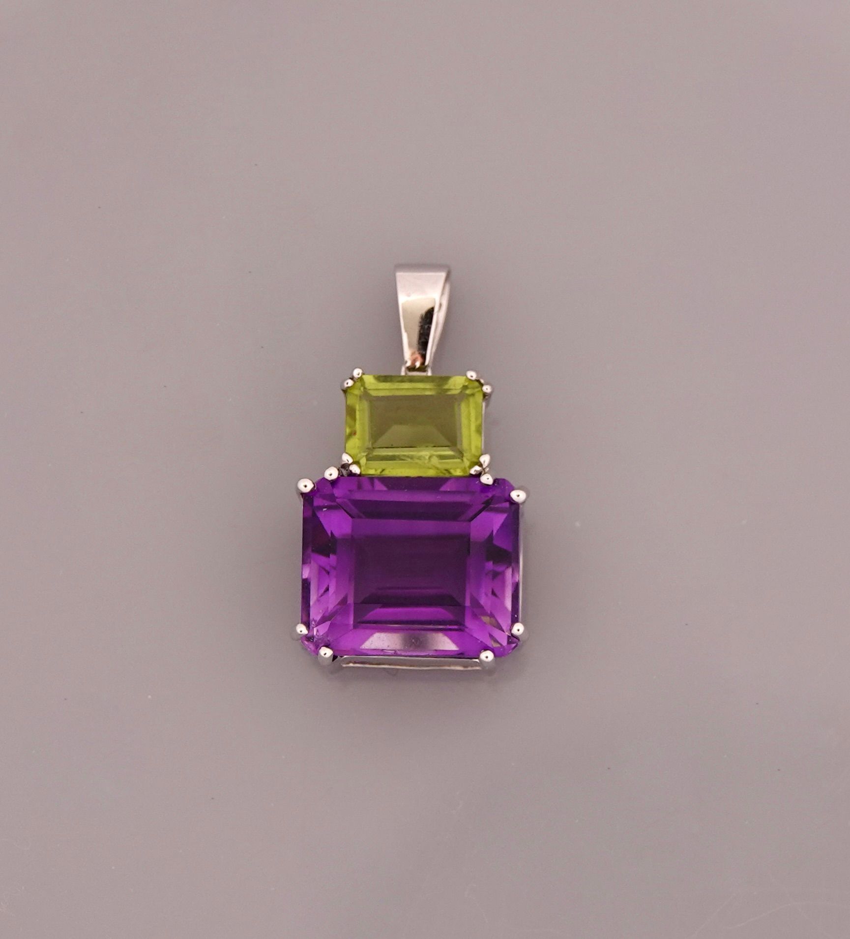 Null White gold pendant, 750 MM, set with an emerald-cut amethyst weighing 6.10 &hellip;