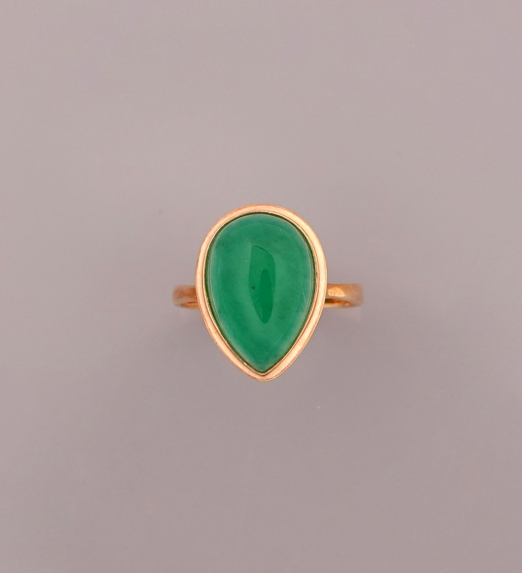 Null Yellow gold ring, 750 MM, set with a pear-cut jade weighing about 1.20 cara&hellip;