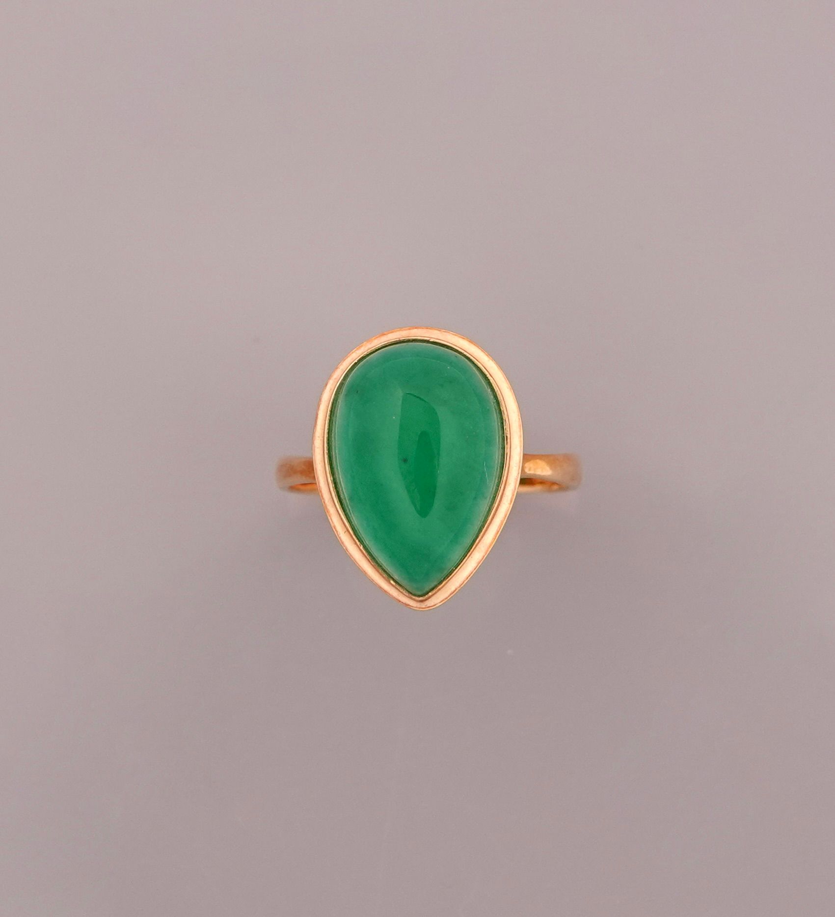 Null Bague en or jaune, 750 MM, ornée d'un jade traité taille poire pesant 1,20 &hellip;