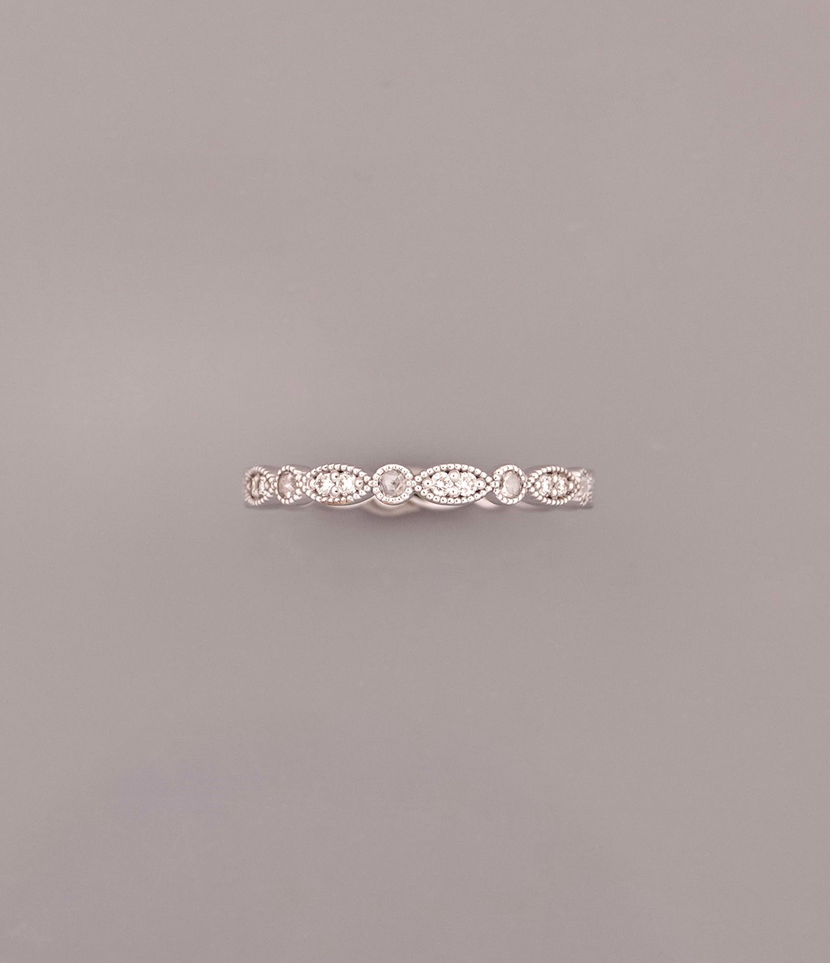 Null 精致的白金结婚戒指，750毫米，突出27颗不同大小的钻石，尺寸：53，重量：2.2克。
