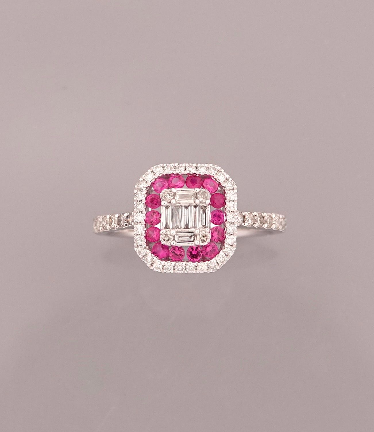 Null 戒指绘制了一个托盘，两侧切割的白金，750毫米，中心是长方形钻石，在一排红宝石和一排钻石中，边长1厘米，尺寸：52，重量：2.25克，毛。