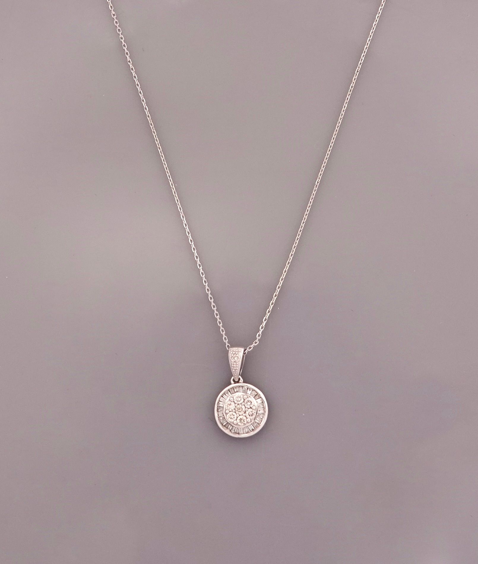 Null Chain and pendant in white gold, decorated with baguette diamonds and round&hellip;