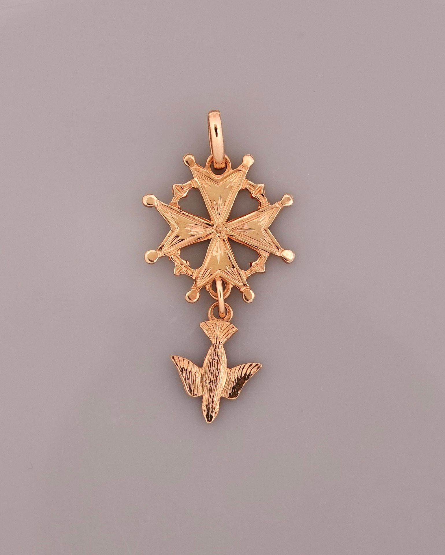 Null Gold-plated metal St Esprit pendant, height 3,8 cm, weight : 1,63gr. Gross.