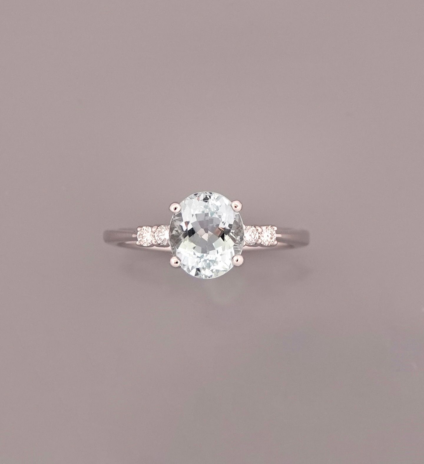 Null 一枚750毫米白金戒指，镶嵌着一颗重1.66克拉的椭圆形海蓝宝石和四颗钻石，尺寸为53/54，总重2.75克。