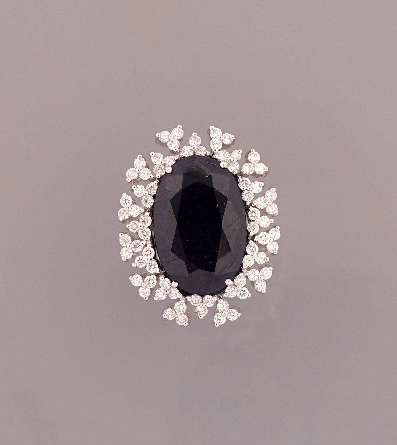 Null 蓬巴杜白金戒指，750毫米，镶嵌着一颗重约10克拉的椭圆形蓝宝石，边上是总重约2克拉的大型钻石楣，可按尺寸镶嵌，尺寸：52，重量：8.35克。