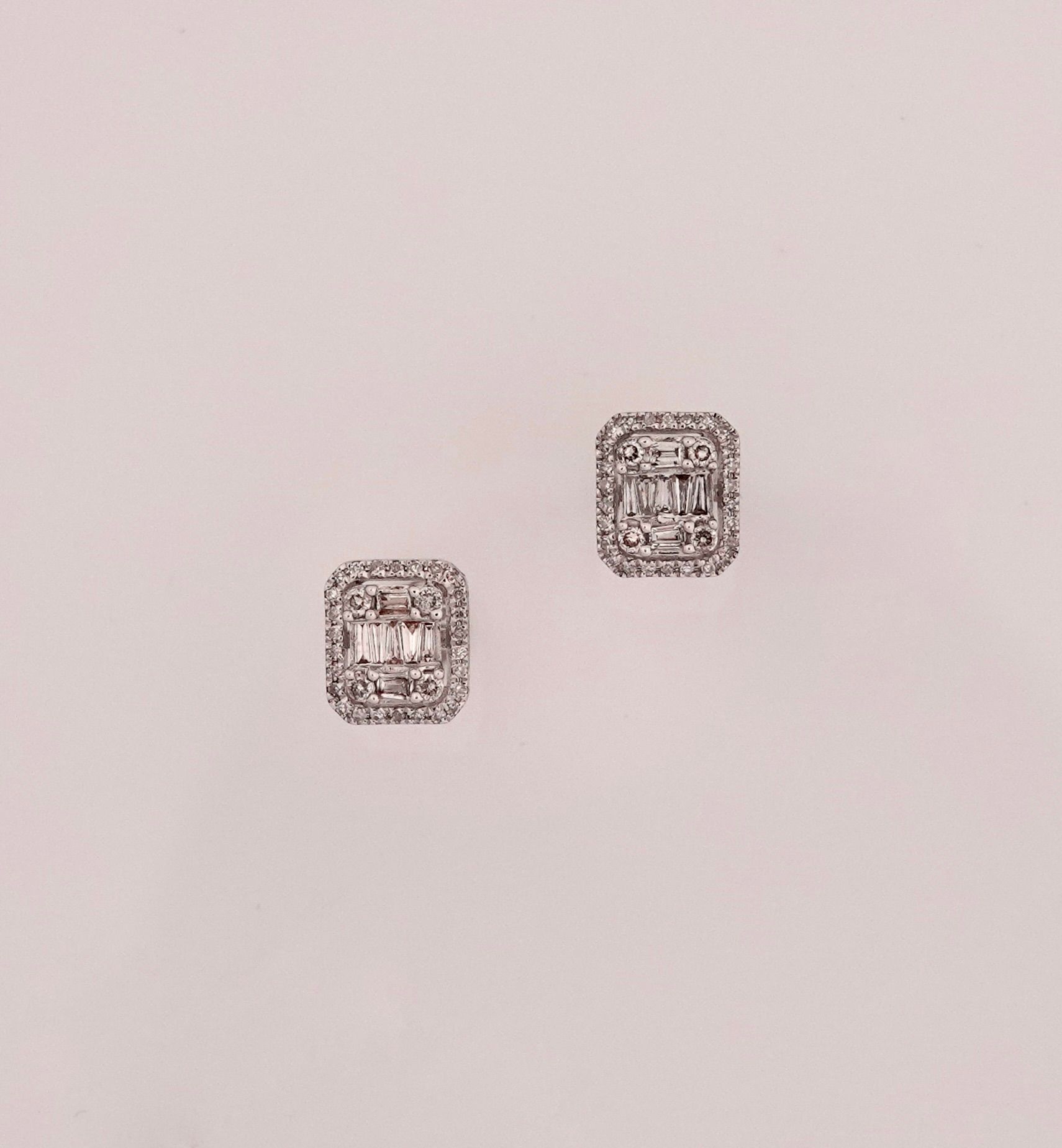 Null 750毫米白金长方形耳环，镶嵌长方形钻石和圆钻共0.40克拉，尺寸8 x 7毫米，重量：1.85克，毛重。