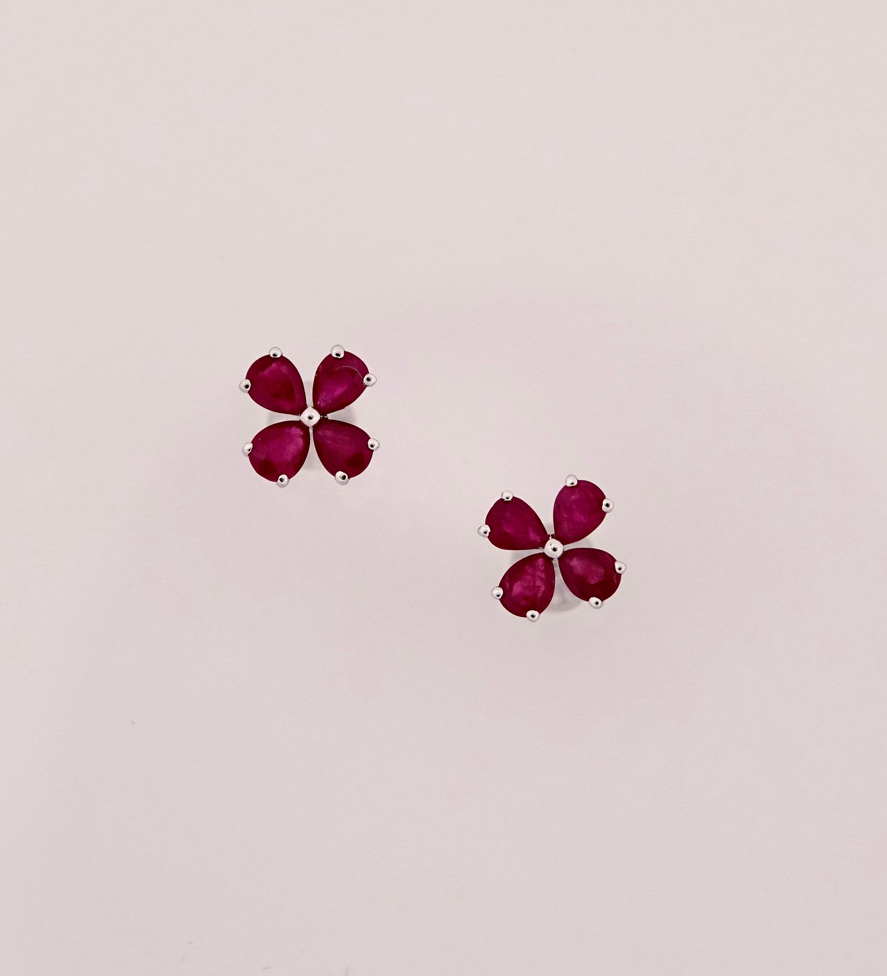 Null Boucles d'oreilles Fleur en or gris, 750 MM, ornées de rubis taille poire t&hellip;