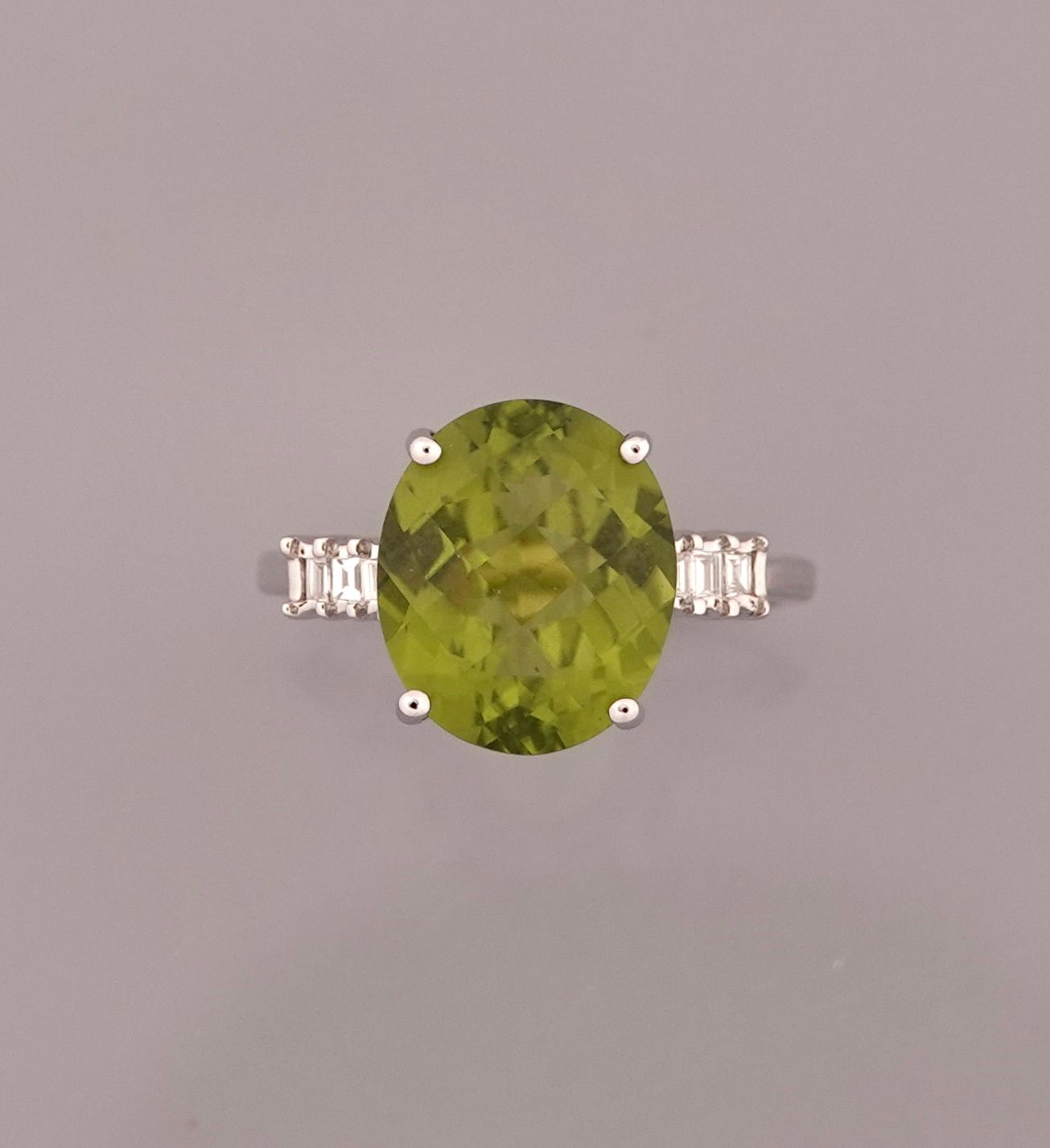 Null Ring in white gold, 750 MM, set with an oval peridot weighing 5.07 carats w&hellip;