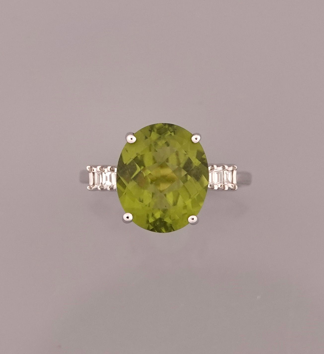 Null Ring aus Weißgold, 750 MM, verziert mit einem ovalen Peridot mit einem Gewi&hellip;