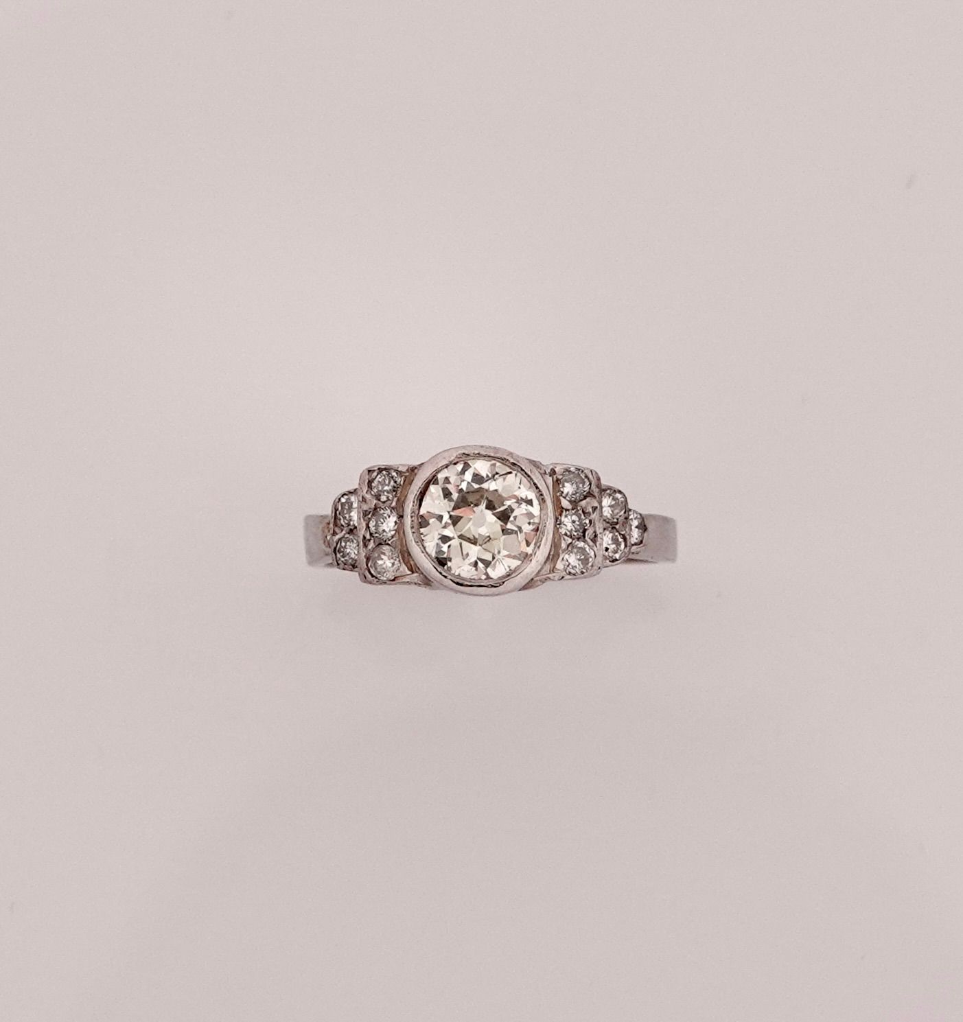 Null 一枚白金戒指，750毫米，以一颗重约1克拉的钻石为中心，有十颗阶梯状的钻石，大约在1940年，尺寸：51，重量：3.4克，毛重。