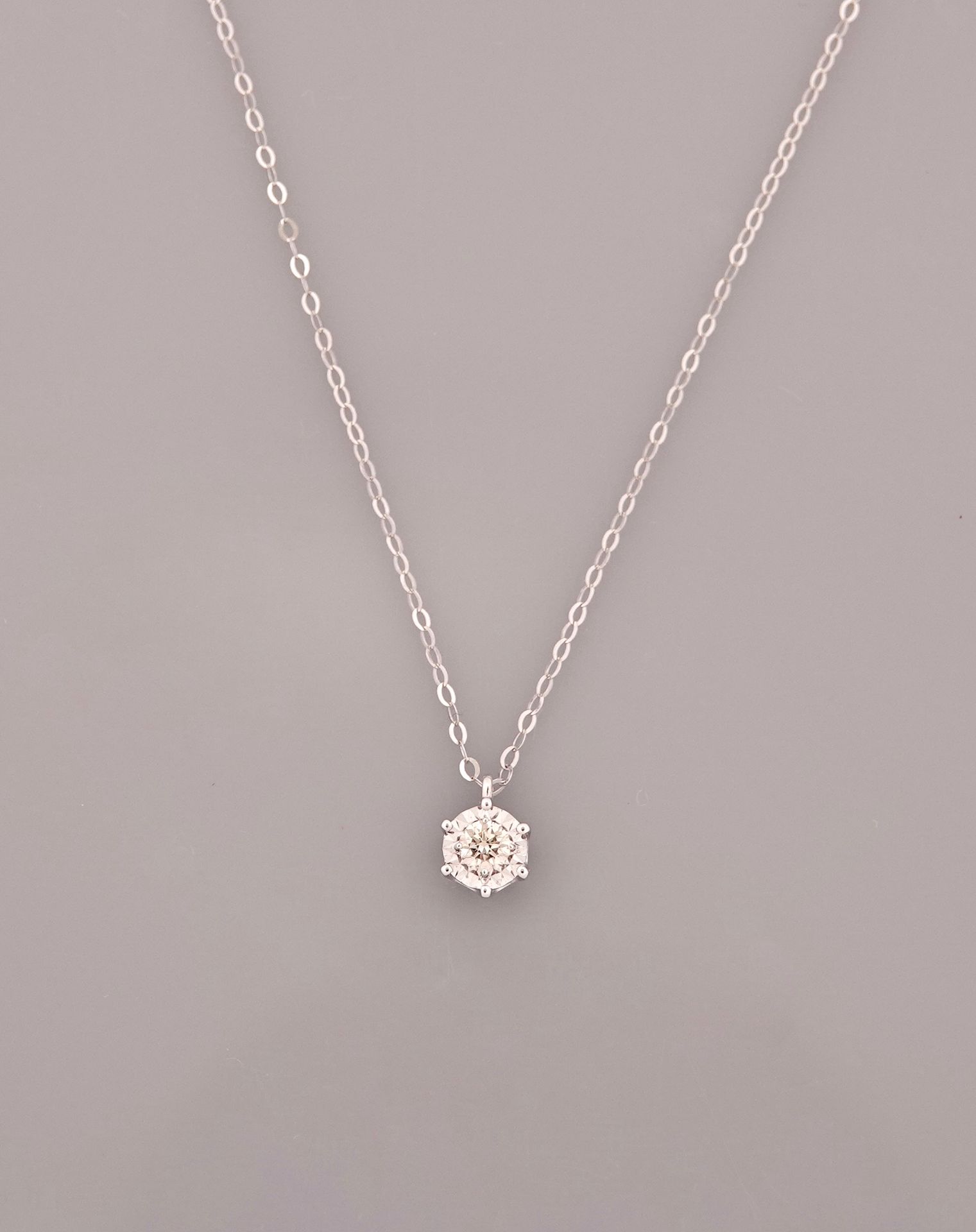 Null 白金项链，750毫米，中心有一颗重0.10克拉的钻石，弹簧环扣，可调节长度，42、44、46厘米，重量：0.7克。