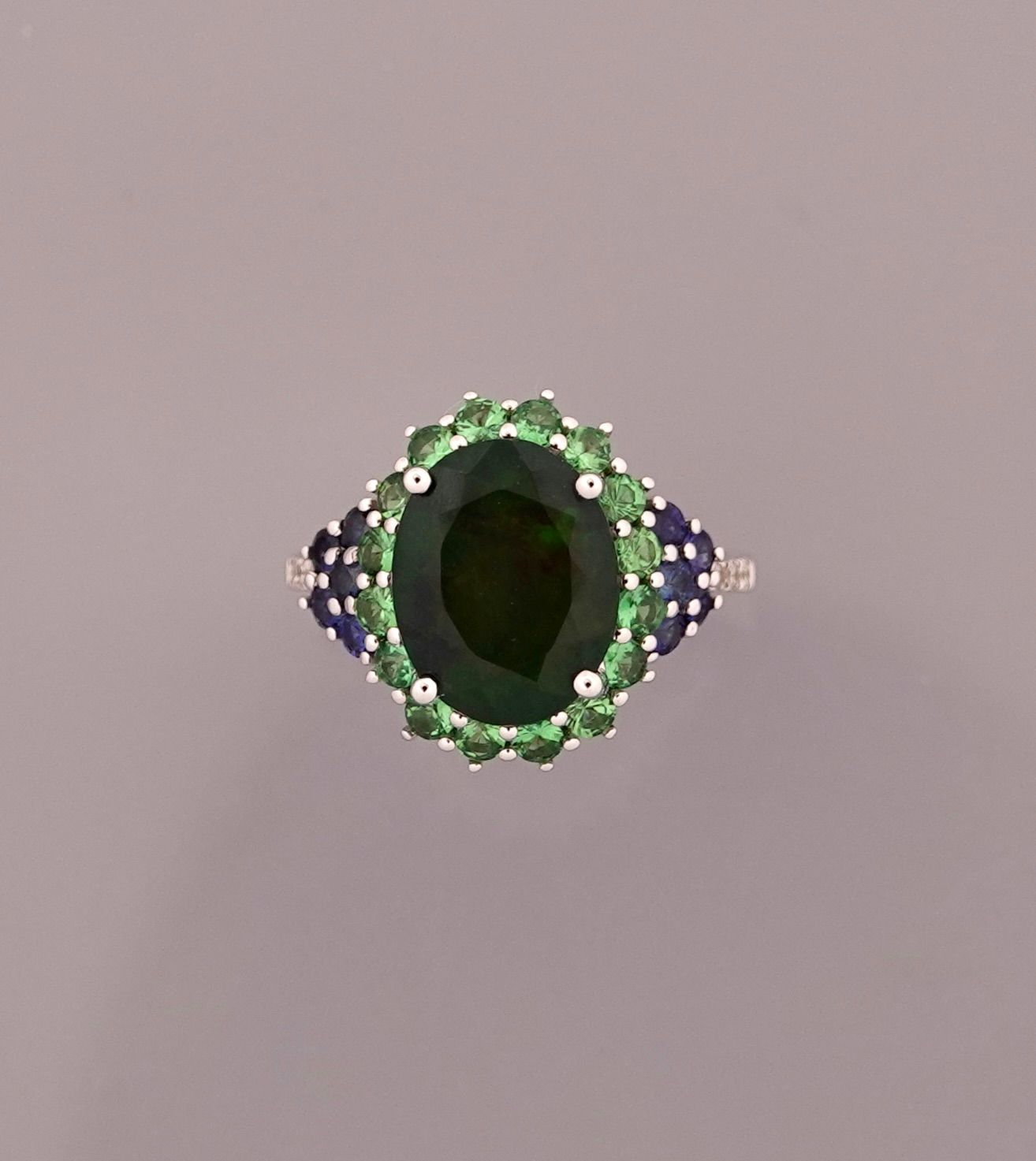 Null 白金戒指，750毫米，在一圈钻石、沙弗莱石和蓝宝石中镶嵌一颗重达2克拉的绿色蛋白石，尺寸：52，重量：4.7克。