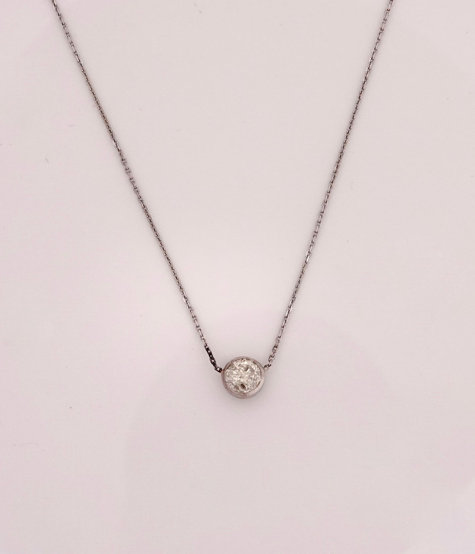 Null Chain and pendant in white gold, 750 MM, set with a round diamond weighing &hellip;