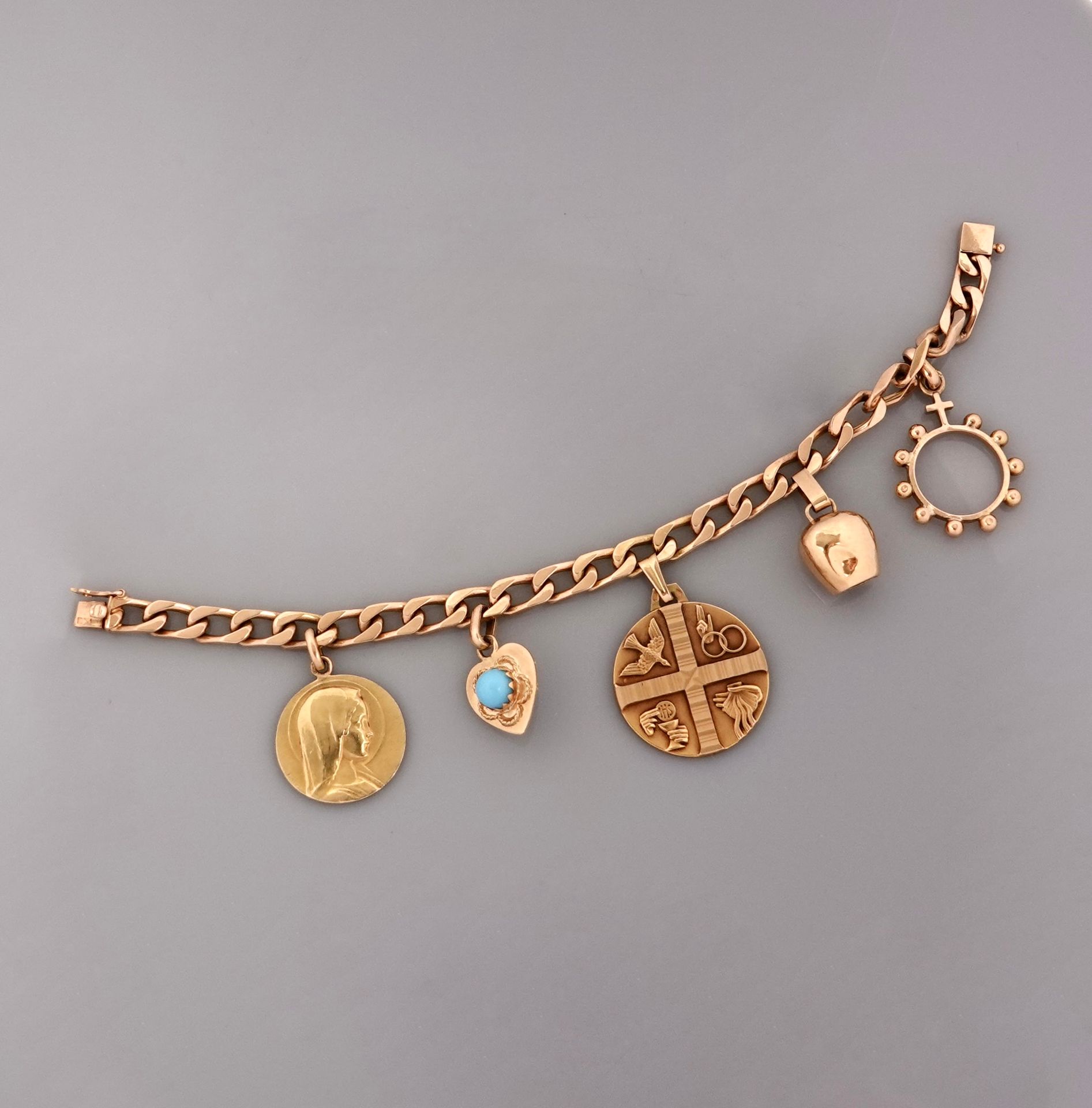 Null Bracelet Gourmette en métal plaqué or, portant cinq breloques, une cabossée&hellip;