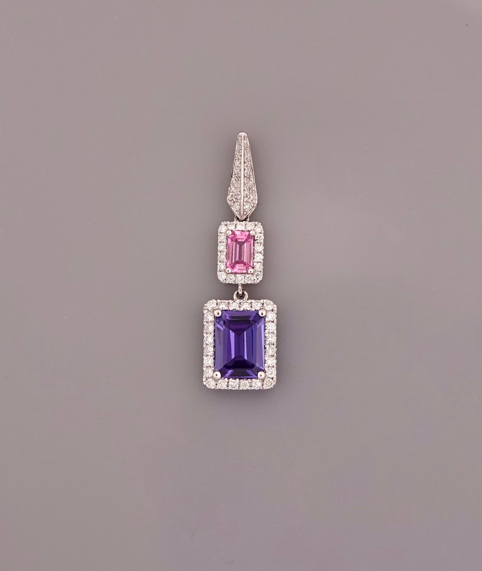 Null 白金吊坠，750毫米，包镶钻石，有一颗粉色蓝宝石，周围镶有钻石，重约1.50克拉的坦桑石，长2厘米，毛重1.85克。