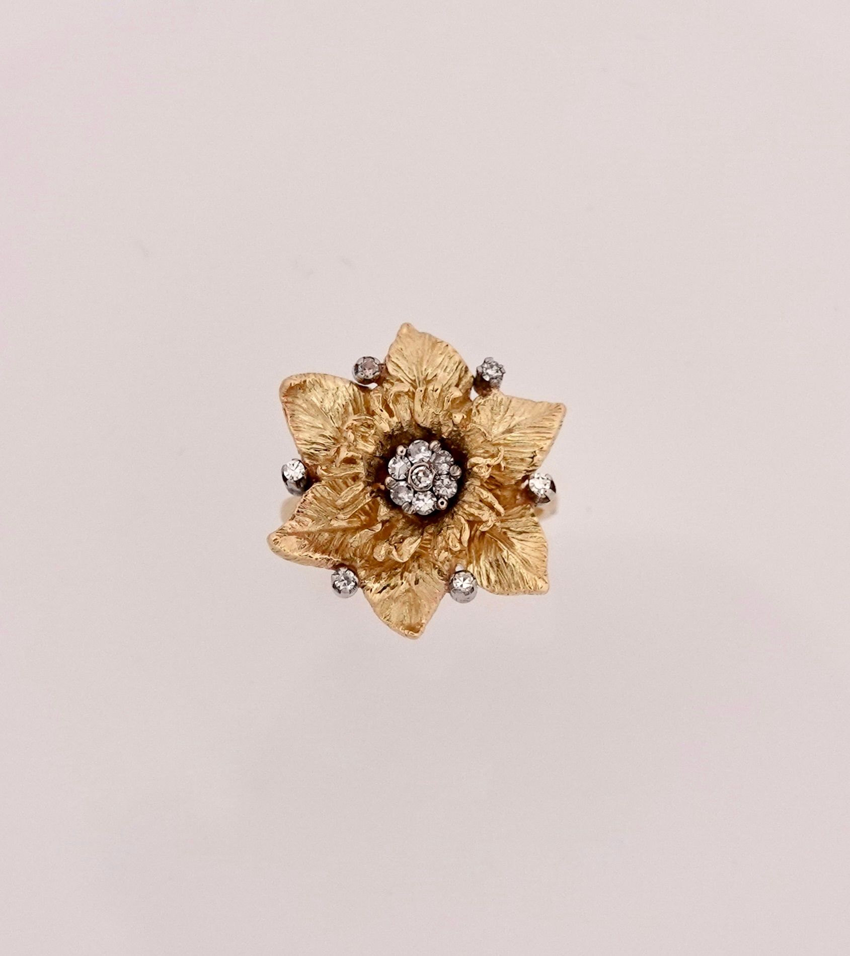 Null Ring drawing a flower in yellow gold, 750 MM, engraved, pistil decorated wi&hellip;