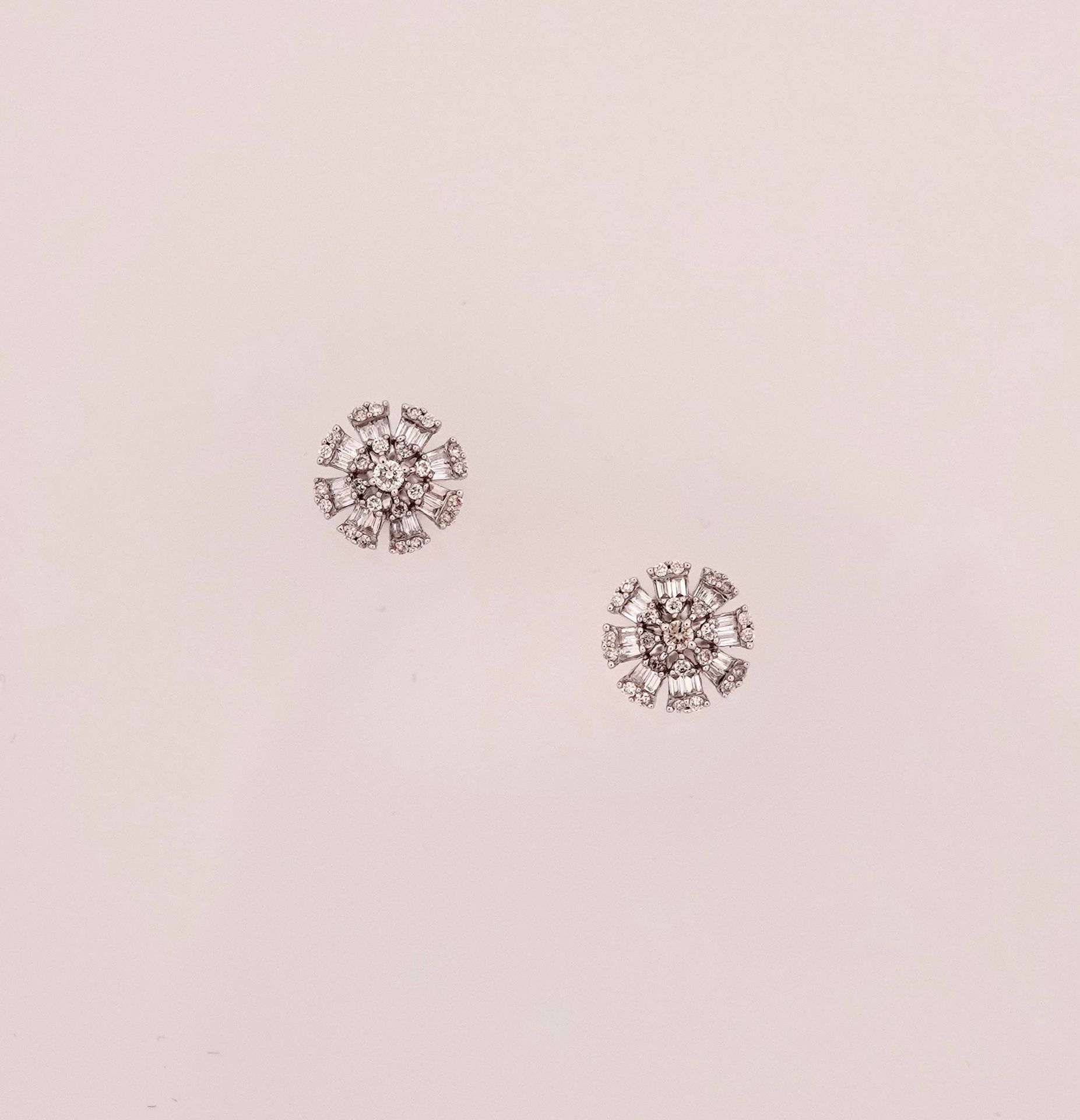 Null 白金花形耳环，750毫米，镶嵌圆形和长方形切割钻石共计0.50克拉，边长9毫米，重量：1.6克，毛重。