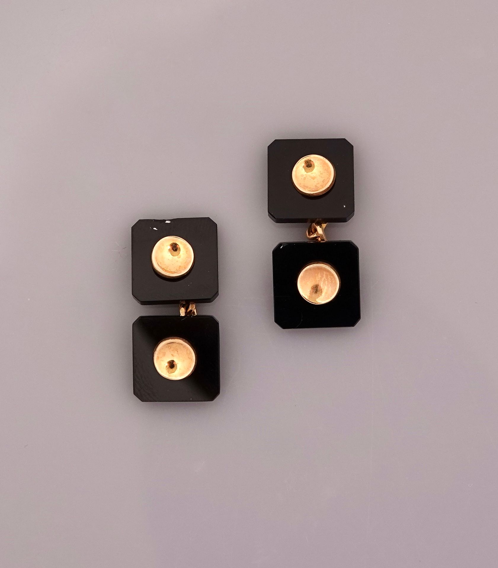 Null Pair of gold cufflinks, 750 MM, each adorned with two cushion-cut onyx loze&hellip;