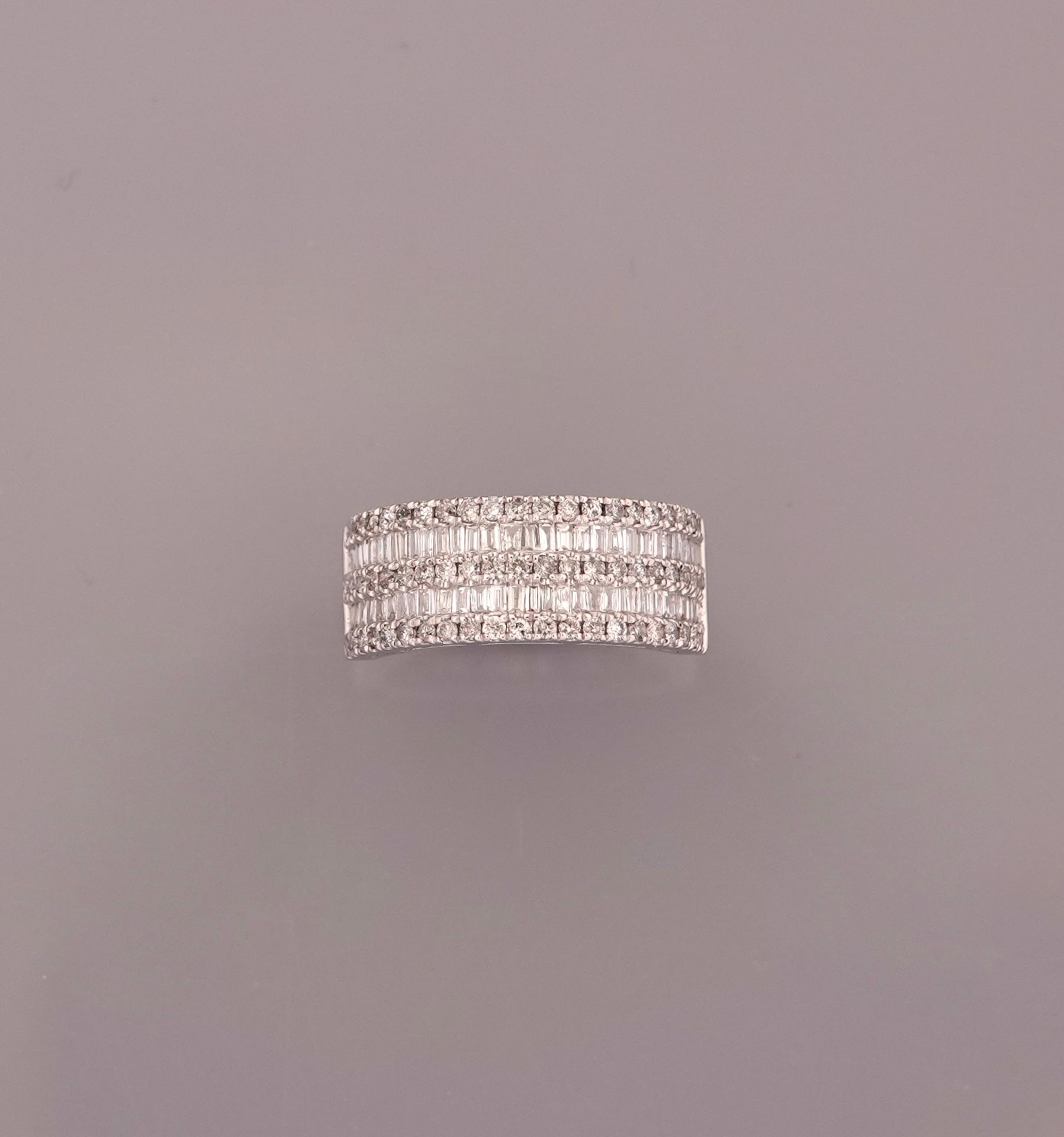 Null 白金戒指，750毫米，镶有长方形切割和明亮式切割钻石，共计约1克拉，尺寸：52/53，重量：3.65克。