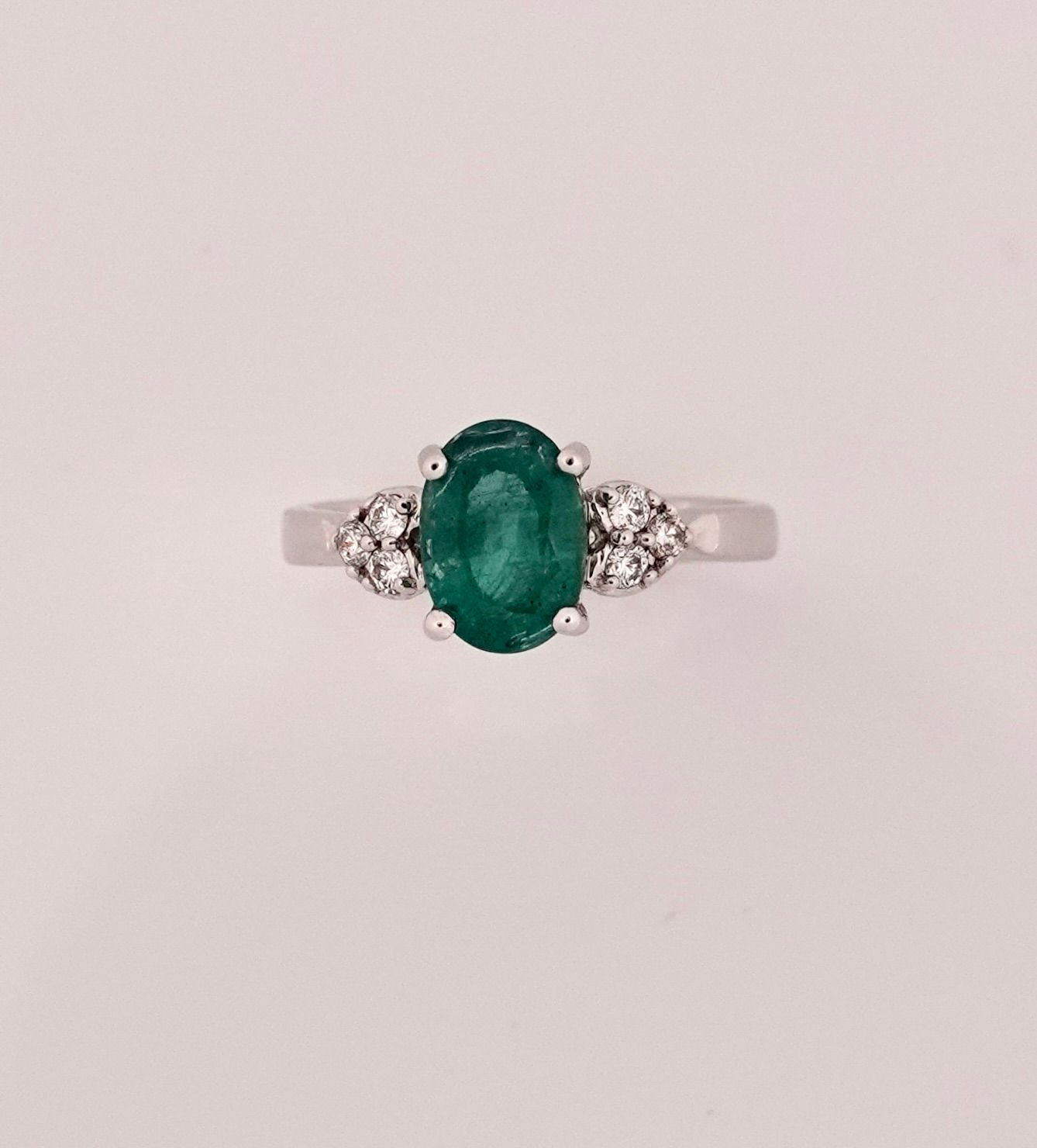 Null 白金戒指，750毫米，镶嵌着一颗重约1.90克拉的椭圆形祖母绿，镶有钻石，尺寸：54，重量：3.5克，毛重：3.5。
