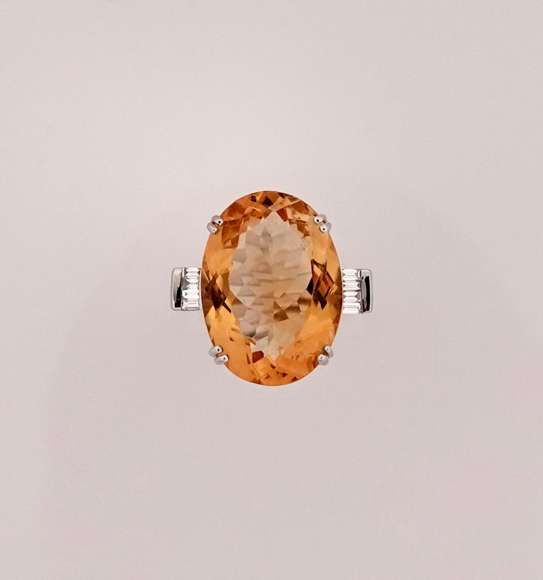 Null 白金戒指，750毫米，镶有重约11克拉的椭圆形黄水晶，长方形切割和圆形钻石，边长1.8厘米，尺寸：51/52，重量：毛重7.65克。