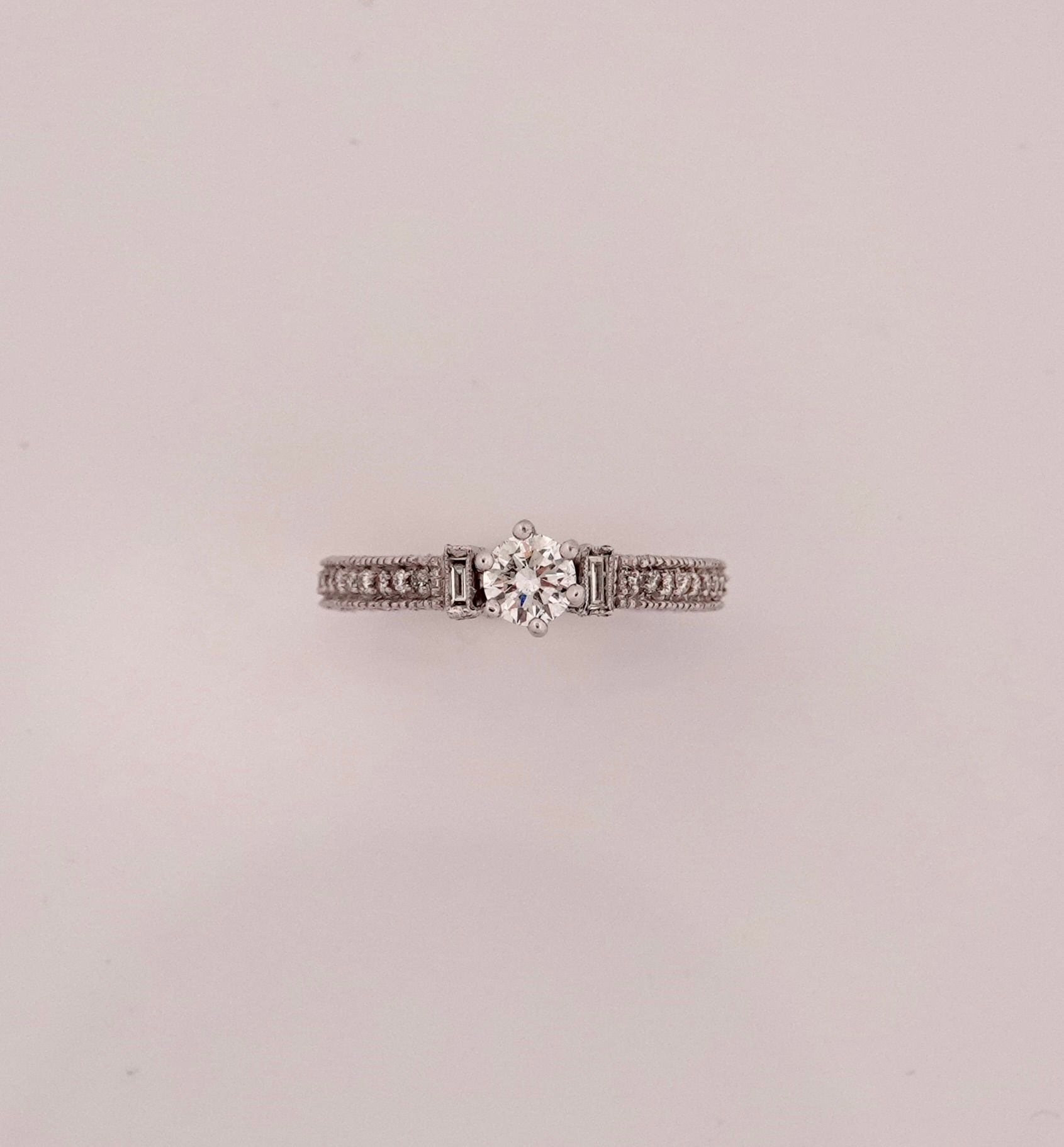 Null Bague solitaire en or gris, 750 MM, ornée d'un diamant pesant 0,42 carat ép&hellip;