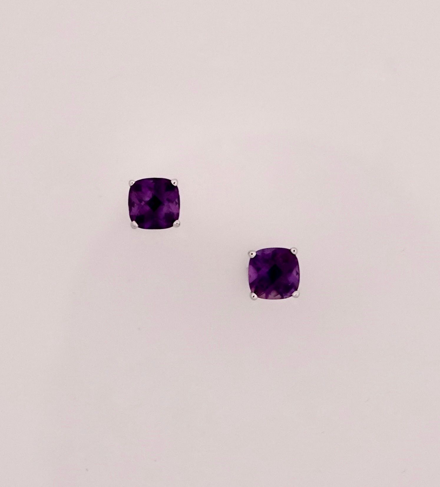 Null 白金耳环，750毫米，每只耳环都有一颗枕形切割紫水晶，共2.30克拉，边长6毫米，重量：1.5克，毛重。