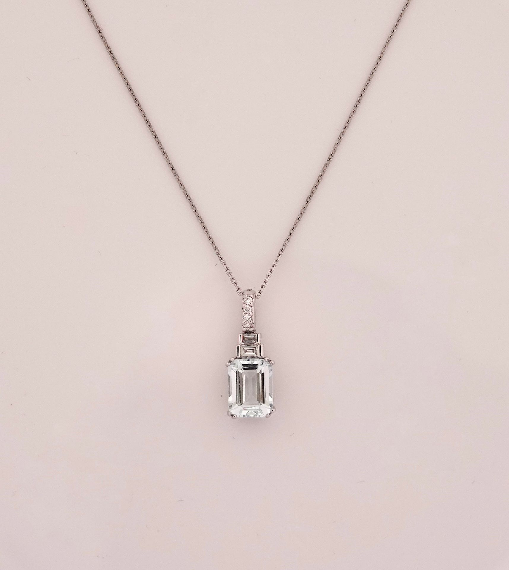 Null 白金项链和吊坠，750毫米，镶嵌着一颗重达1.50克拉的椭圆形海蓝宝石，冠以长方形和圆形钻石，弹簧环扣，长45厘米，重量：2.4克，毛重。