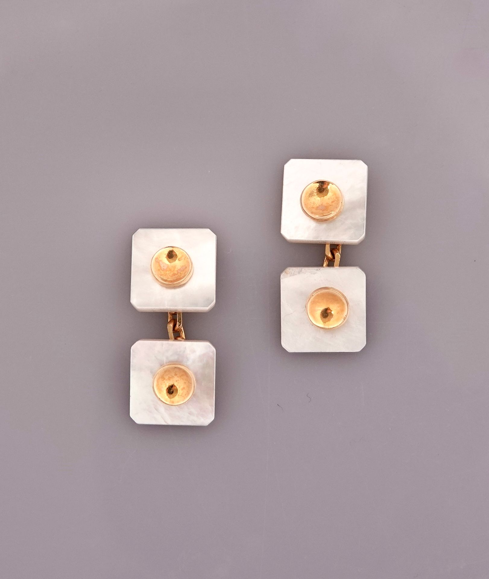 Null Pair of gold cufflinks, 750 MM, each adorned with two white mother-of-pearl&hellip;