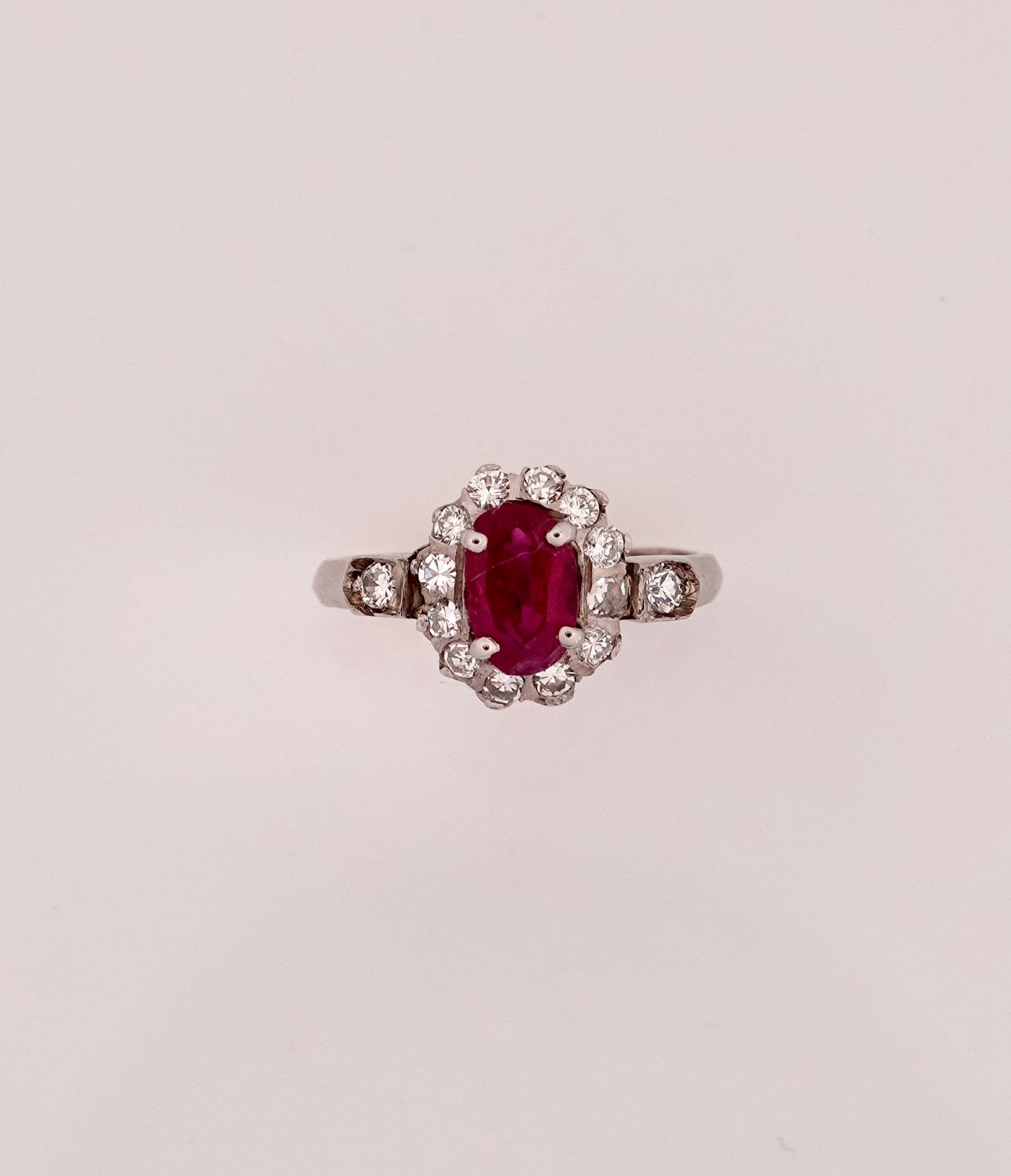 Null 白金戒指，750毫米，以一排钻石中的椭圆形红宝石为中心，可按尺寸镶嵌，重量：4.6克。