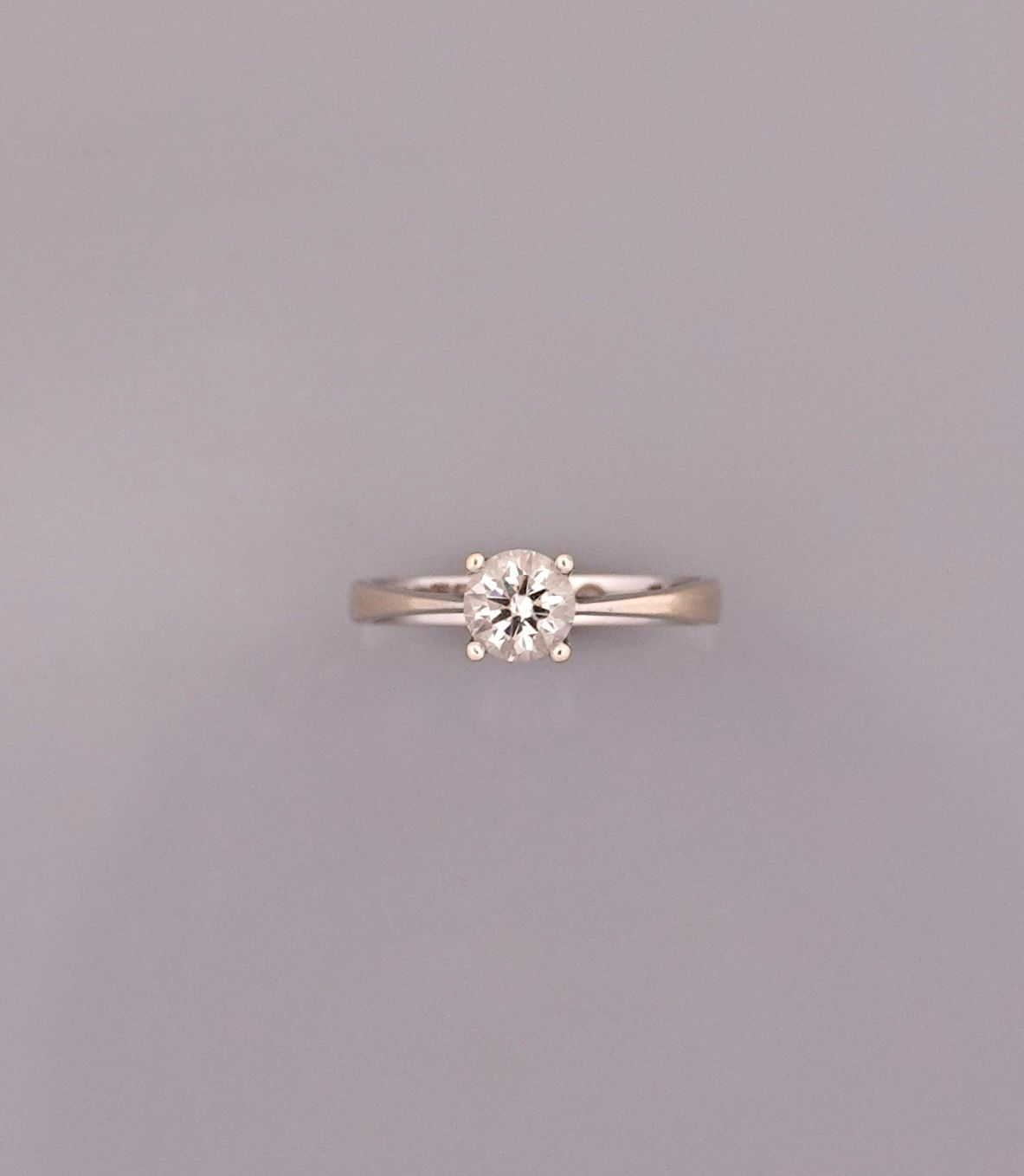 Null Bague solitaire en or gris, 750 MM, ornée d'un diamant taille brillant pesa&hellip;